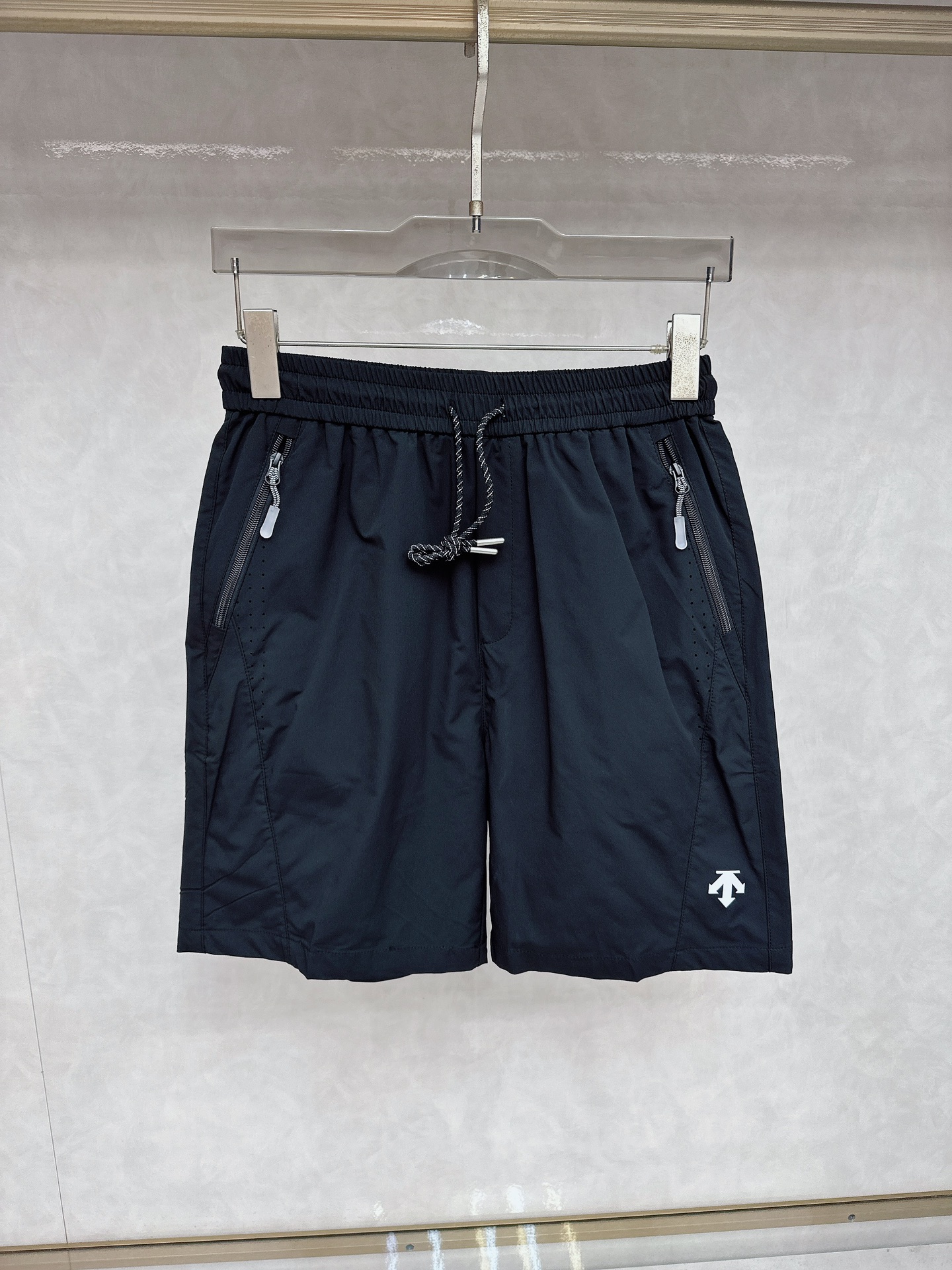 NO:455580,DiSante 2025 summer new men's casual shorts, high-end custom fabric breathable fabric, extremely breathable elastic and comfortable, impeccable details, top-level auxiliary materials, original logo design concept, delicate and soft feel!  The upper body style is excellent!  Size S-2xl, shorts, alexander wang19860909迪桑特 2025夏季新款男士休闲短裤,高级定制面料透气面料 透气弹力舒适度极高,细节无可挑剔,顶级辅料配备,原版logo设计理念,手感细腻柔软！上身版型超赞！尺码S-2xl,,shorts,alexander wang,Men's clothing