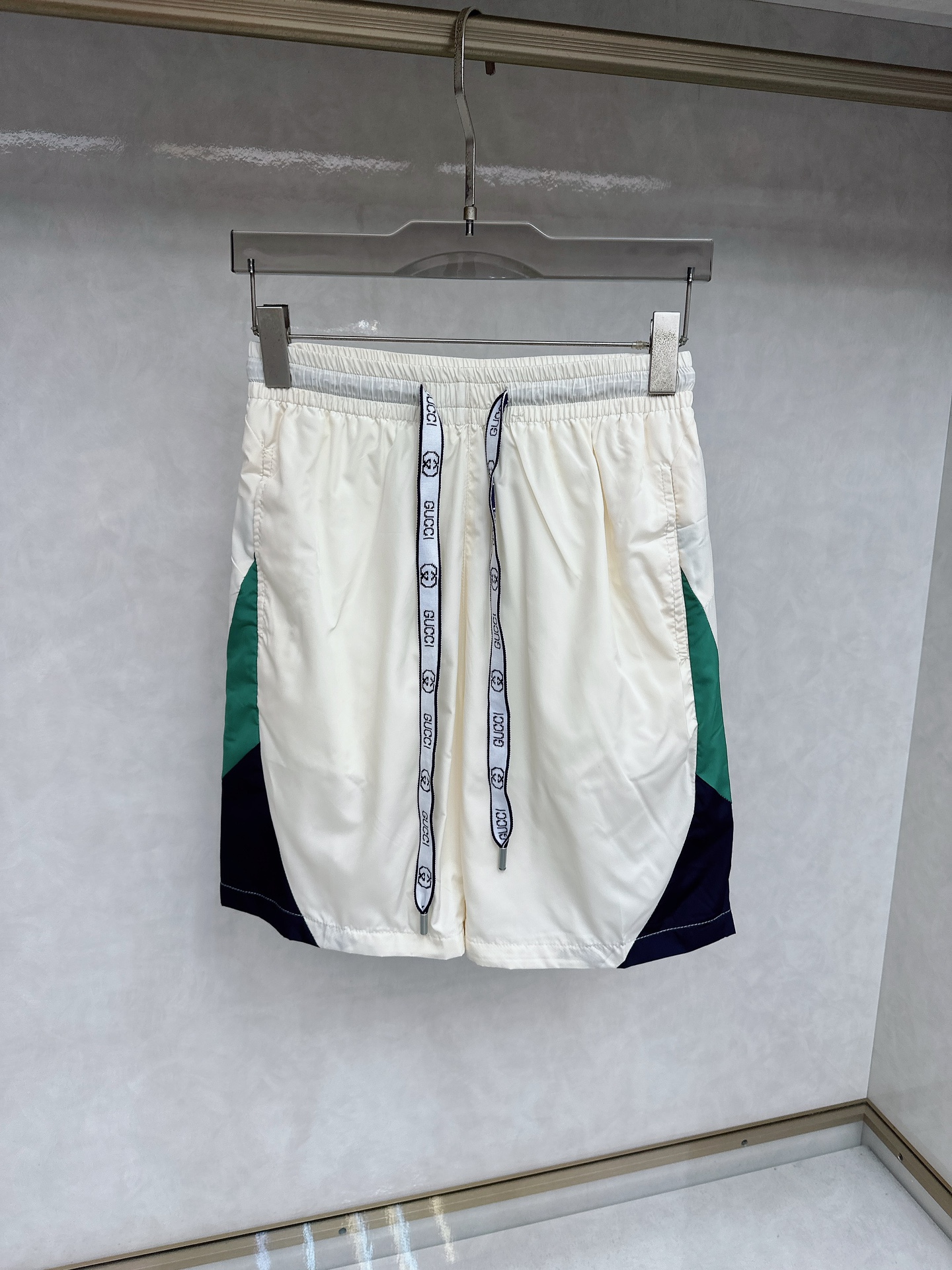 NO:455589,Guqi 2025 summer new men's casual shorts, high-end custom fabric breathable fabric, extremely breathable elastic and comfortable, impeccable details, top-level auxiliary materials, original logo design concept, delicate and soft feel!  The upper body style is excellent!  Size S-2xl, shorts, alexander wang19860909古奇 2025夏季新款男士休闲短裤,高级定制面料透气面料 透气弹力舒适度极高,细节无可挑剔,顶级辅料配备,原版logo设计理念,手感细腻柔软！上身版型超赞！尺码S-2xl,,shorts,alexander wang,Men's clothing