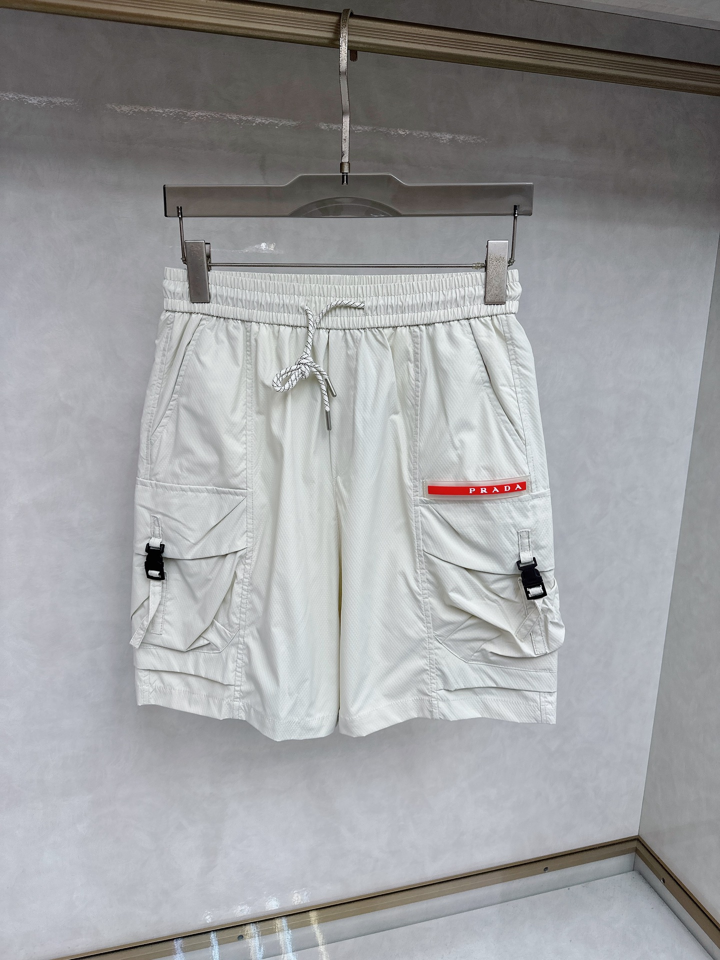 NO:455595,Prada 2025 summer new men's casual shorts, high-end custom fabric breathable fabric, extremely breathable, elastic and comfortable, impeccable details, top-level auxiliary materials, original logo design concept, delicate and soft feel!  The upper body style is excellent!  Size S-2xl, prada, shorts, alexander wang19860909普拉达 2025夏季新款男士休闲短裤,高级定制面料透气面料 透气弹力舒适度极高,细节无可挑剔,顶级辅料配备,原版logo设计理念,手感细腻柔软！上身版型超赞！尺码S-2xl,,prada,shorts,alexander wang,Men's clothing