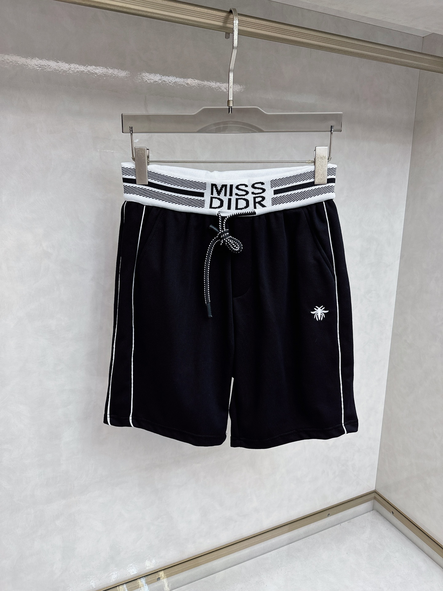 NO:455600,Dior 2025 summer new men's casual shorts, high-end custom fabric breathable fabric, extremely breathable, elastic and comfortable, impeccable details, top-level auxiliary materials, original logo design concept, delicate and soft feel!  The upper body style is excellent!  Size M-3xl, Dior, shorts, alexander wang19860909迪奥 2025夏季新款男士休闲短裤,高级定制面料透气面料 透气弹力舒适度极高,细节无可挑剔,顶级辅料配备,原版logo设计理念,手感细腻柔软！上身版型超赞！尺码M-3xl,,dior,shorts,alexander wang,Men's clothing