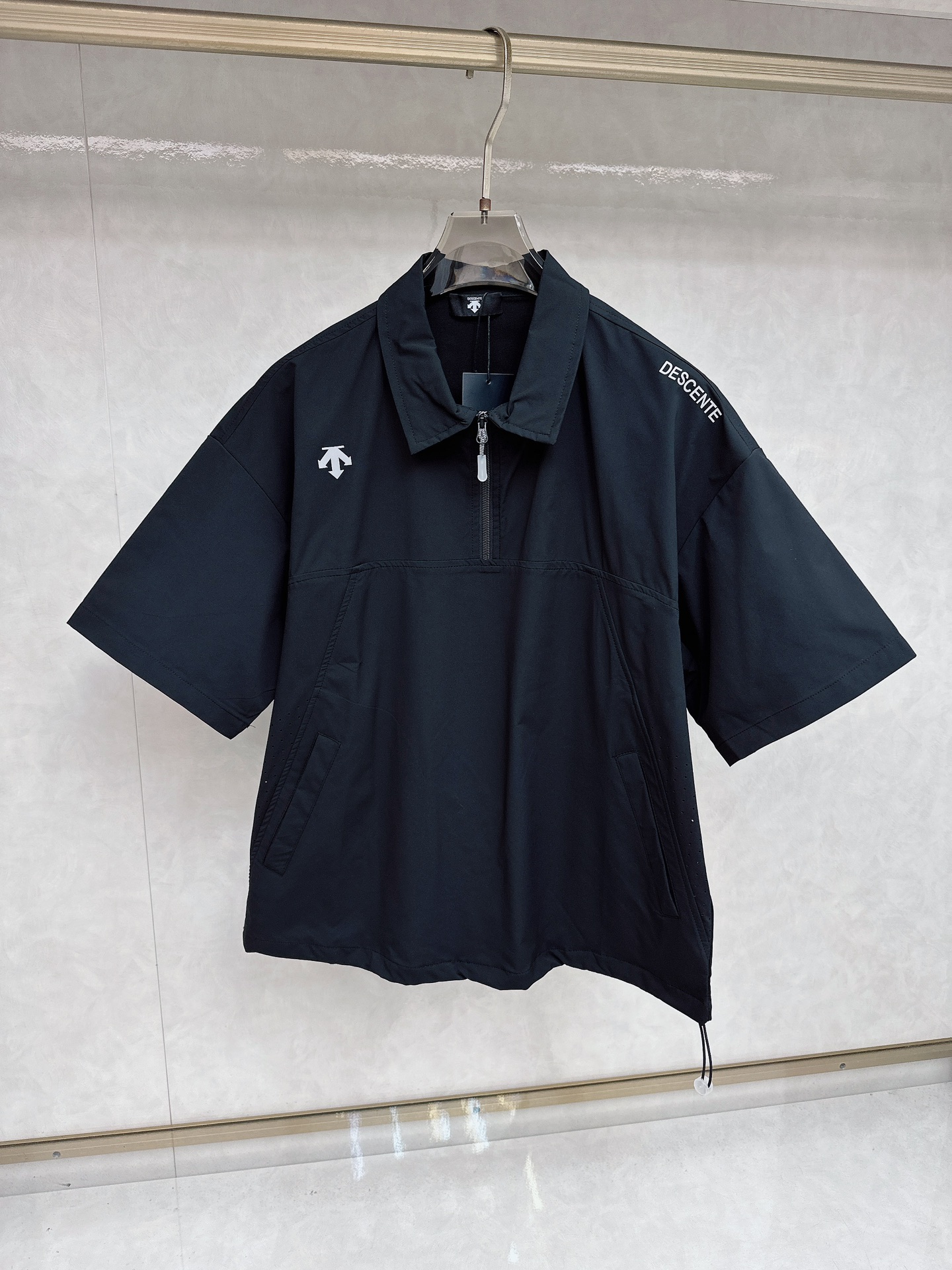 NO:455605,DESCENTE specializes in new original thin sunscreen clothes short-sleeved jackets. Summer essential sunscreen clothes series special supply. High-end products are simple and classic. Original polyester fiber innovative technology fabrics. Simple and neat and refreshing business. The quality workmanship details can stand any form of inspection. They are absolutely produced by large manufacturers. They present a brand new look and give you a unique upper body experience!  All of them have undergone strict selection process, original customized metal hardware zippers, simple, elegant and versatile style, elegant and handsome on the upper body, and a brand new visual feeling!  Invincible appearance, the details are very good, and the upper body is not picky, and you must buy your own model. The number of codes S-2xl, Jackets & coats, T-shirt, alexander wang19860909DESCENTE迪桑特 专供新款原单薄款防晒衣短袖外套 夏季必备防晒服系列渠道特供 高端货简约经典大爆款 原版聚酯纤维创新科技面料 简洁利落又清爽商务,品质做工细节经得起任何形式检验,绝对大厂代工出品 呈现一种焕然一新,赋予你与众不同的上身体验！均经过严格的挑选工序,原版定制金属五金拉链,简约大方百搭款 上身优雅帅气,焕然一新的即视感！品相无敌,细节都很到位,上身不挑人,必入的自留款.码数S-2xl,,jackets & coats,T-shirt,alexander wang,Men's clothing