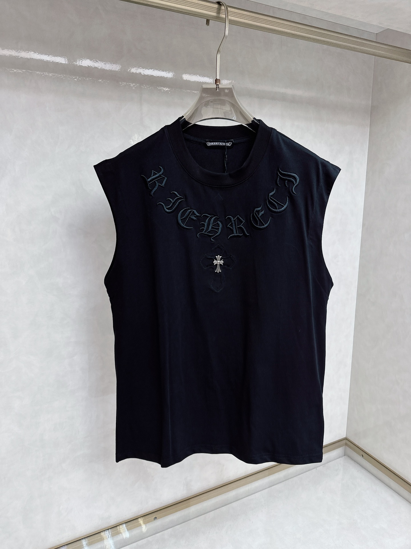 NO:455610,Croxin The new 2025 spring and summer high-end round neck vest is shipped!  !  Must-have for going out in spring and summer, custom high-weight cotton fabric, matched with the current popular heavy industry technology, fine workmanship, comfortable upper body, complete three standards, super handsome upper body, same style for men and women, size M-2XL (large style) shipped the next day,, chrome hearts, alexander wang19860909克罗心 2025春夏新款高克重重磅圆领背心出货啦！！ 春夏出门必备款 定制高克重纯棉面料 搭配当下流行重工工艺 做工走线精细 面料上身舒适 三标齐全 超帅上身 男女同款,尺码M-2XL（版型偏大）隔天出货,,chrome hearts,alexander wang,Men's clothing