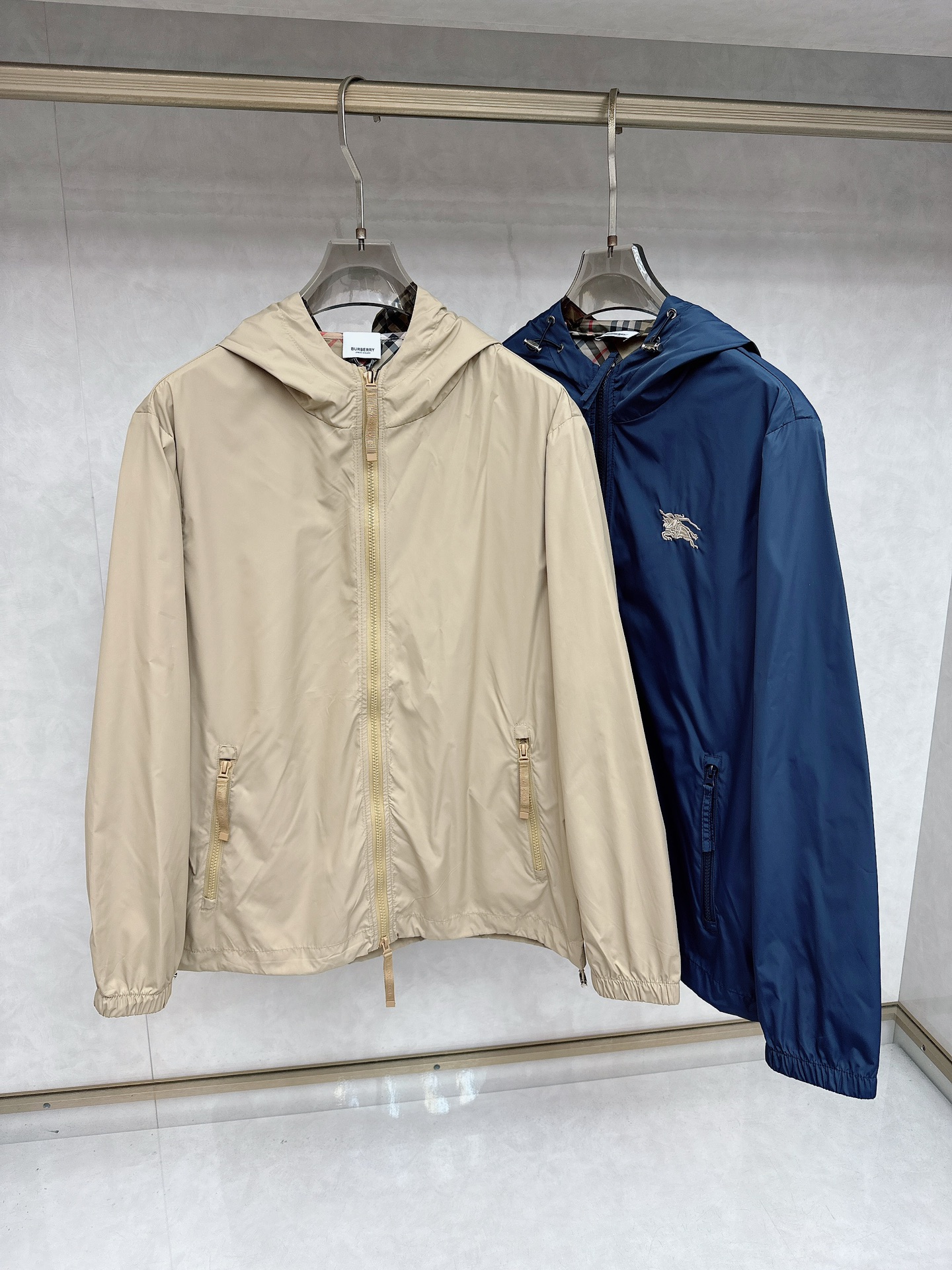 NO:455613,Burberry specializes in new original thin sunscreen jackets. Summer essential sunscreen clothing series. High-end products are simple and classic. Original polyester fiber innovative technology fabrics. Simple and neat and refreshing business. The quality workmanship details can stand any form of inspection. They are absolutely produced by large manufacturers. They present a brand new look and give you a unique upper body experience!  All of them have undergone strict selection process, original customized metal hardware zippers, simple, elegant and versatile style, elegant and handsome on the upper body, and a brand new visual feeling!  Invincible appearance, the details are very good, and the upper body is not picky, and you must buy your own model. The number of codes M-3XL, burberry, jackets & coats, alexander wang19860909巴宝莉 专供新款原单薄款防晒衣外套 夏季必备防晒服系列渠道特供 高端货简约经典大爆款 原版聚酯纤维创新科技面料 简洁利落又清爽商务,品质做工细节经得起任何形式检验,绝对大厂代工出品 呈现一种焕然一新,赋予你与众不同的上身体验！均经过严格的挑选工序,原版定制金属五金拉链,简约大方百搭款 上身优雅帅气,焕然一新的即视感！品相无敌,细节都很到位,上身不挑人,必入的自留款.码数M-3XL,,burberry,jackets & coats,alexander wang,Men's clothing