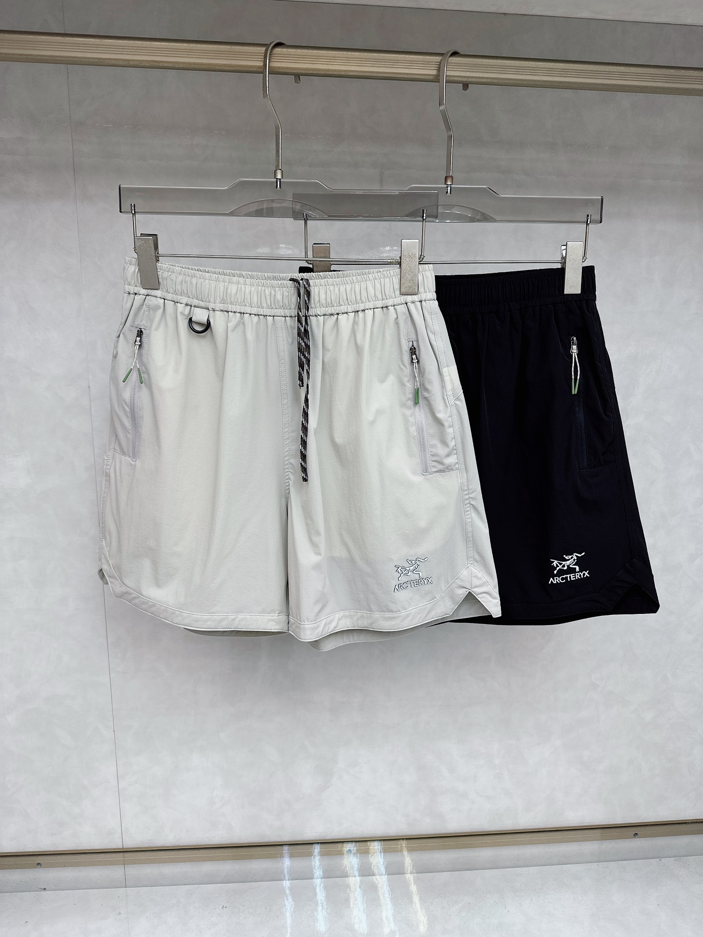 NO:453241,Archaeopteryx 2025 summer new men's casual shorts, high-end custom fabric breathable fabric, extremely breathable elastic and comfortable, impeccable details, top-level auxiliary materials, original logo design concept, delicate and soft feel!  The upper body style is excellent!  Size S-XL, arc'teryx, shorts, alexander wang19860909始祖鸟 2025夏季新款男士休闲短裤,高级定制面料透气面料 透气弹力舒适度极高,细节无可挑剔,顶级辅料配备,原版logo设计理念,手感细腻柔软！上身版型超赞！尺码S-XL,arc'teryx,shorts,alexander wang,Men's clothing