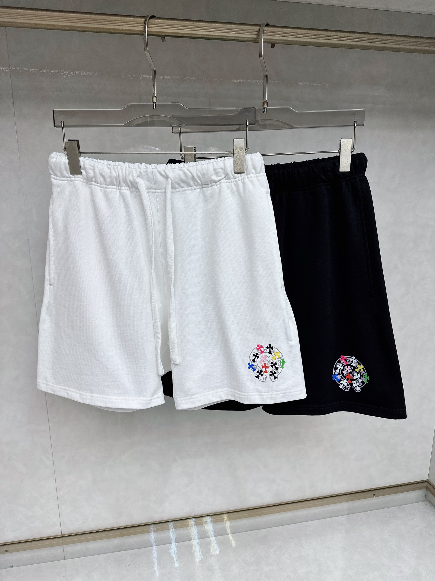 NO:453246,Croxin 2025 summer new men's casual shorts, high-end custom fabric breathable fabric, extremely breathable elastic and comfortable, impeccable details, top-level auxiliary materials, original logo design concept, delicate and soft feel!  The upper body style is excellent!  Size S-XL, chrome hearts, shorts, alexander wang19860909克罗心 2025夏季新款男士休闲短裤,高级定制面料透气面料 透气弹力舒适度极高,细节无可挑剔,顶级辅料配备,原版logo设计理念,手感细腻柔软！上身版型超赞！尺码S-XL,,chrome hearts,shorts,alexander wang,Men's clothing