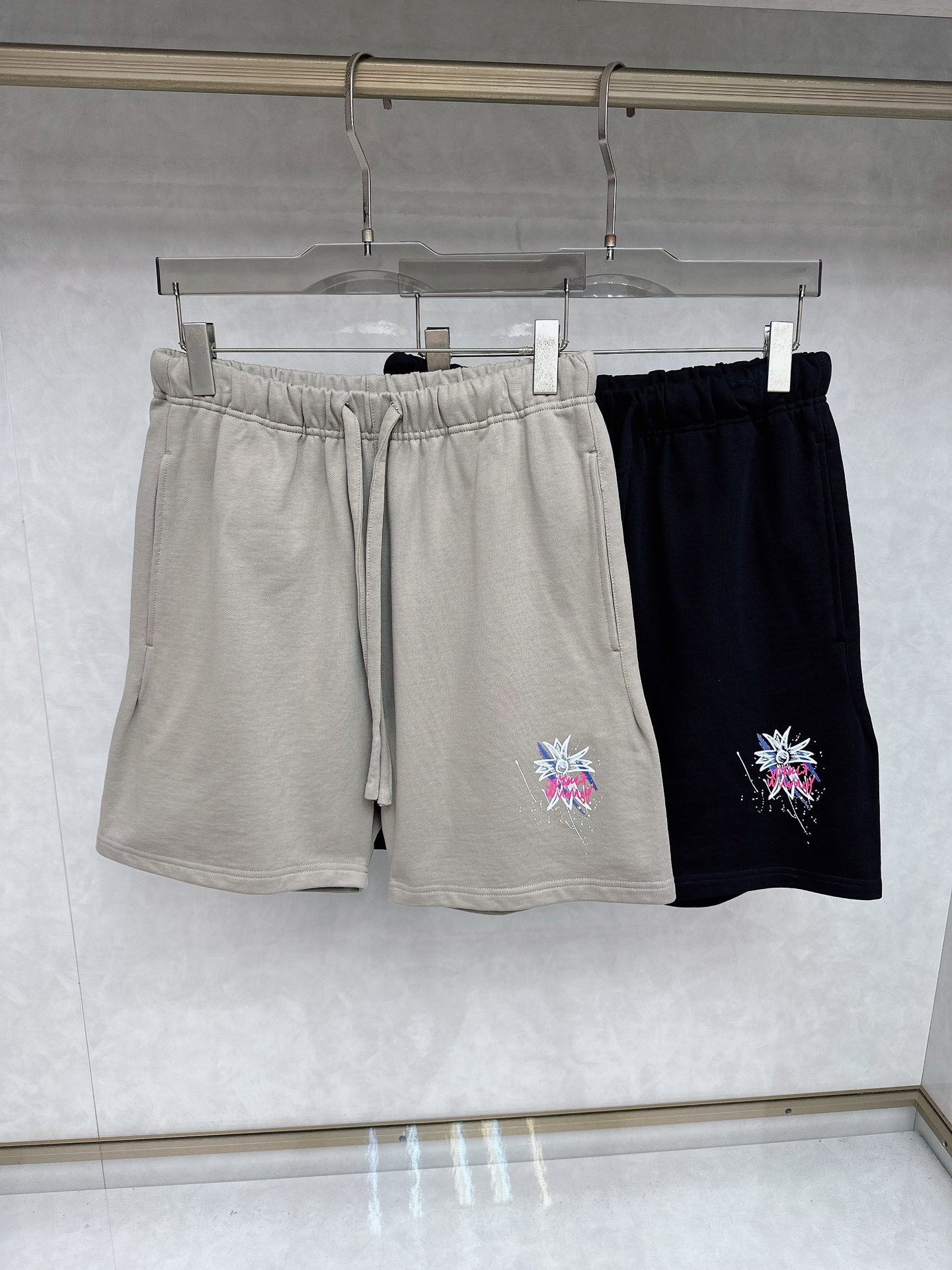 NO:453256,Croxin 2025 summer new men's casual shorts, high-end custom fabric breathable fabric, extremely breathable elastic and comfortable, impeccable details, top-level auxiliary materials, original logo design concept, delicate and soft feel!  The upper body style is excellent!  Size S-XL, chrome hearts, shorts, alexander wang19860909克罗心 2025夏季新款男士休闲短裤,高级定制面料透气面料 透气弹力舒适度极高,细节无可挑剔,顶级辅料配备,原版logo设计理念,手感细腻柔软！上身版型超赞！尺码S-XL,,chrome hearts,shorts,alexander wang,Men's clothing