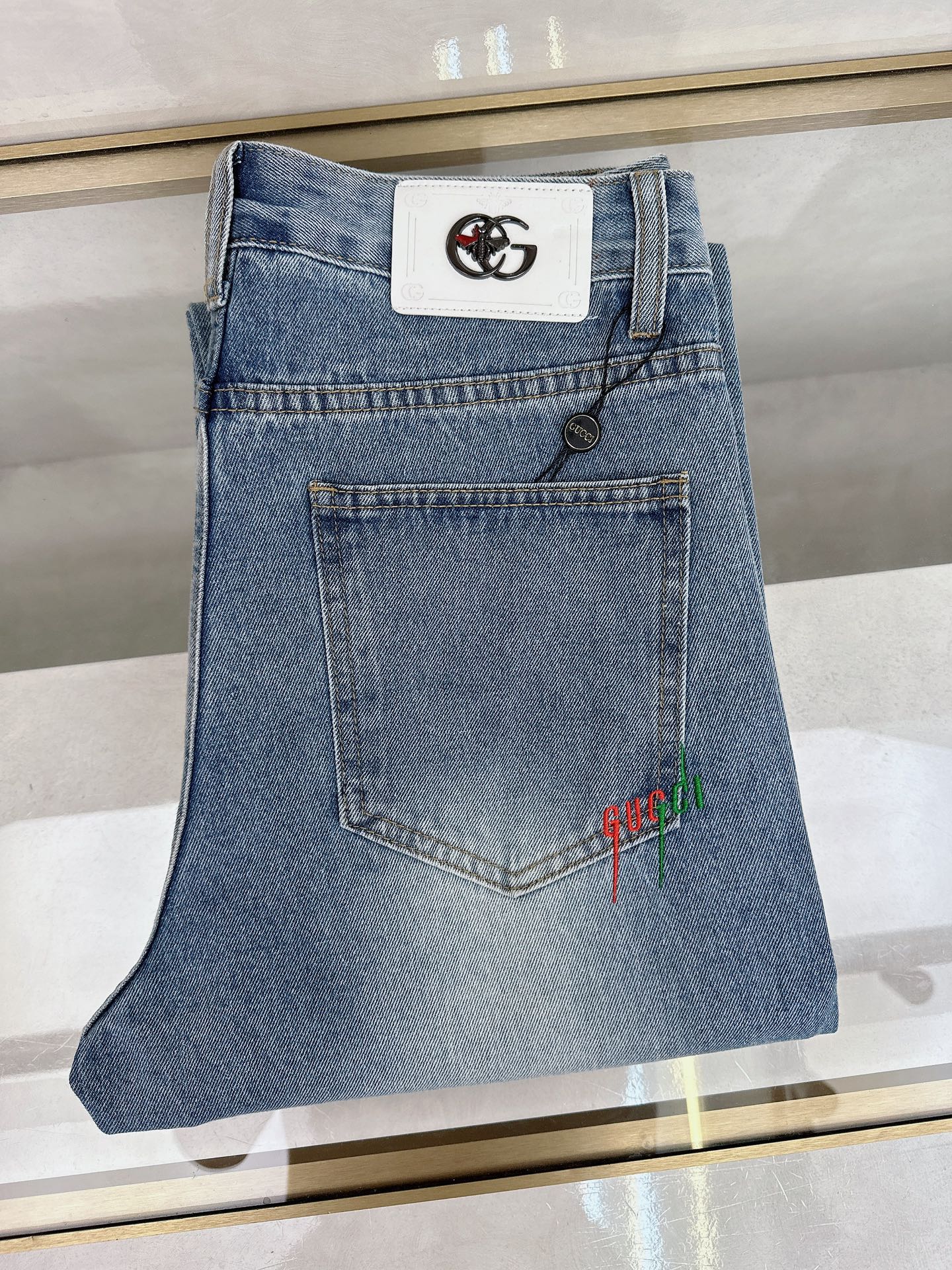 NO:453276,Guqi 2025 summer new model is available in stock, original single hot jeans super customized model, original hardware, super heavy industry technology, excellent version, impeccable details!  The style is not picky, it is very high-end, and the good products are not waiting for everyone. If you like it, hurry up and start, size 28-38, jeans, alexander wang19860909古奇 2025夏季新款现货上市,原单爆款牛仔裤超级定制款,原版五金,超级重工工艺,版型超赞细节做工无可挑剔！款式不挑人,特别高档,好货不等人,看中赶紧下手,尺码28-38,,jeans,alexander wang,Men's clothing