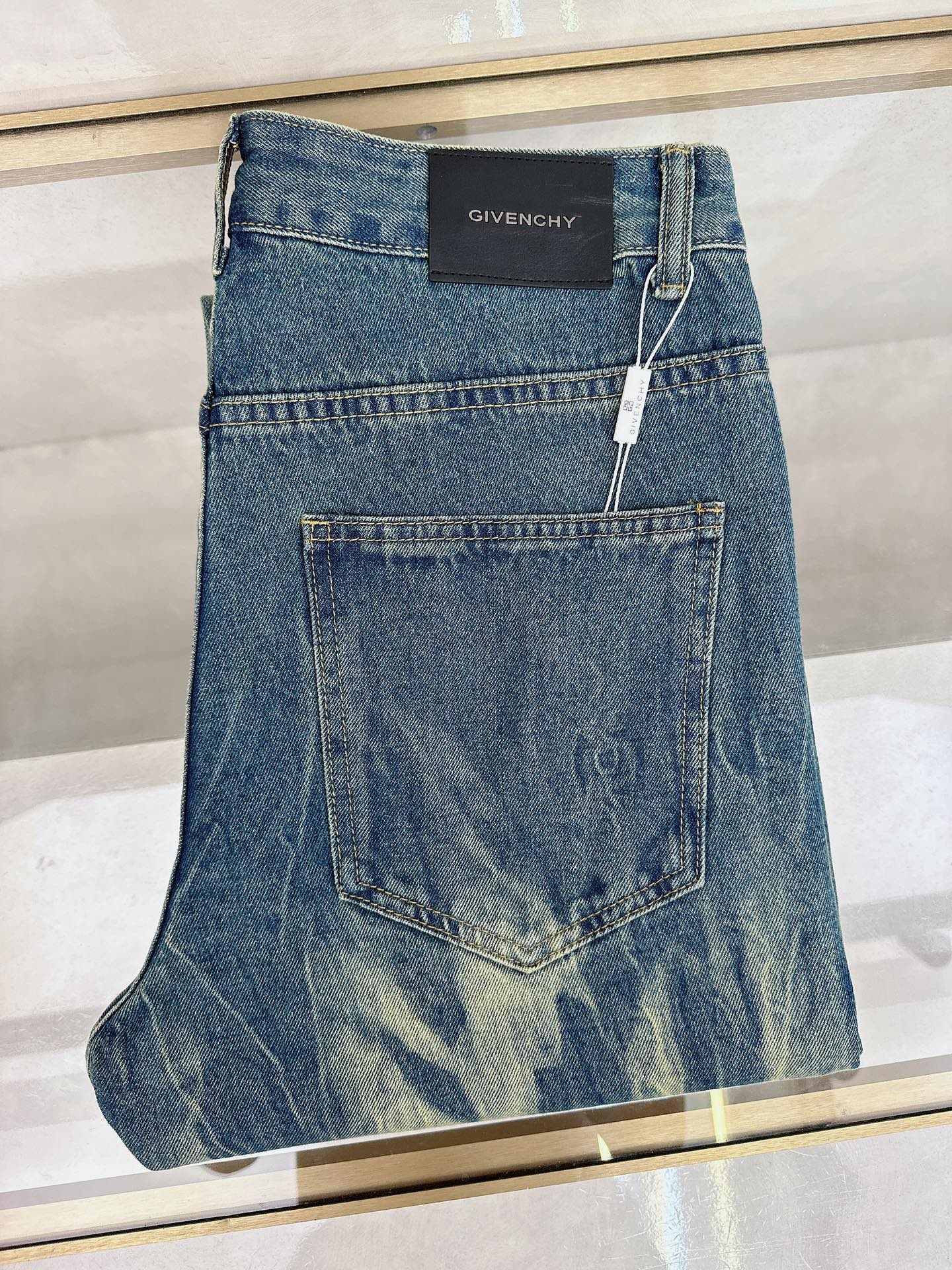 NO:453281,Givenchy's new summer 2025 is available in stock, with original single hot jeans super customized style, original hardware, super heavy industry technology, excellent style, impeccable details!  The style is not picky, it is very high-end, and the good products are not waiting for everyone. If you like it, hurry up and start with it. Size 28-38, given jeans, alexander wang19860909纪梵希 2025夏季新款现货上市,原单爆款牛仔裤超级定制款,原版五金,超级重工工艺,版型超赞细节做工无可挑剔！款式不挑人,特别高档,好货不等人,看中赶紧下手,尺码28-38,,givenchy,jeans,alexander wang,Men's clothing