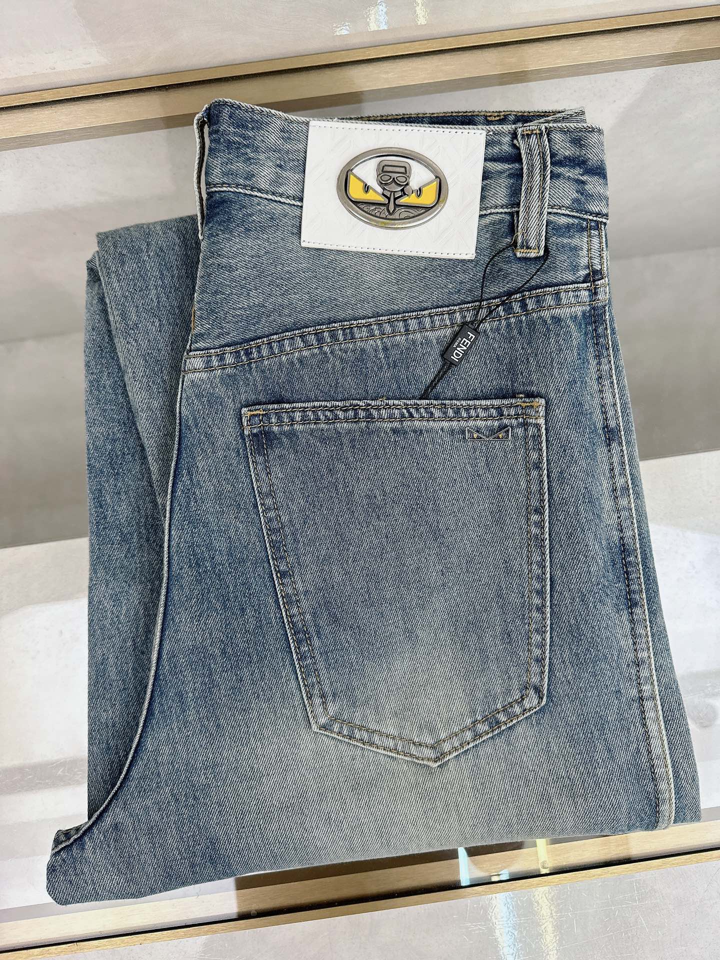 NO:453242,Fendi's new summer 2025 is available in stock, with original single hot jeans super customized style, original hardware, super heavy industry technology, excellent style, impeccable details!  The style is not picky, it is very high-end, and the good products are not waiting for everyone. If you like it, hurry up and start, size 28-38, fendi, jeans, alexander wang19860909芬迪 2025夏季新款现货上市,原单爆款牛仔裤超级定制款,原版五金,超级重工工艺,版型超赞细节做工无可挑剔！款式不挑人,特别高档,好货不等人,看中赶紧下手,尺码28-38,,fendi,jeans,alexander wang,Men's clothing