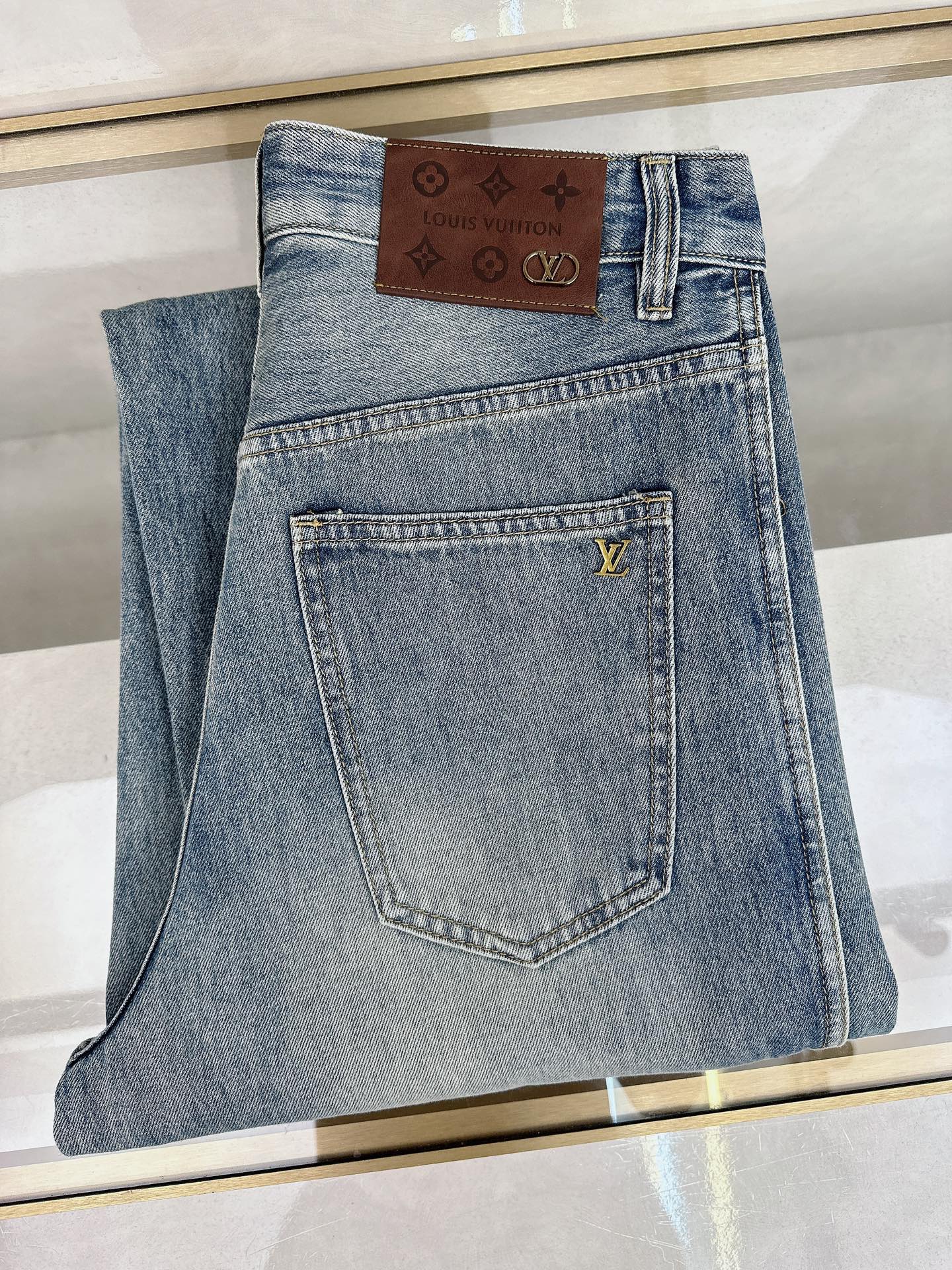 NO:453247,The new LV 2025 summer model is available in stock, the original single hot jeans are super customized, the original hardware, super heavy industry technology, the style is super excellent, the details are impeccable!  The style is not picky, it is very high-end, and the good products are not waiting for everyone. Take a look at it and start quickly. Size 28-38, louis vuitton, jeans, alexander wang19860909LV 2025夏季新款现货上市,原单爆款牛仔裤超级定制款,原版五金,超级重工工艺,版型超赞细节做工无可挑剔！款式不挑人,特别高档,好货不等人,看中赶紧下手,尺码28-38,,louis vuitton,jeans,alexander wang,Men's clothing
