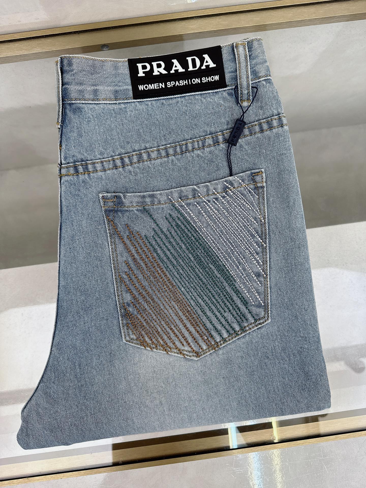 NO:453252,Prada 2025 summer new model is available in stock, original single hot jeans super customized model, original hardware, super heavy industry technology, excellent version, impeccable details!  The style is not picky, it is very high-end, and the good products are not waiting for everyone. Take a look at it and start quickly. Size 28-38, prada, jeans, alexander wang19860909普拉达 2025夏季新款现货上市,原单爆款牛仔裤超级定制款,原版五金,超级重工工艺,版型超赞细节做工无可挑剔！款式不挑人,特别高档,好货不等人,看中赶紧下手,尺码28-38,,prada,jeans,alexander wang,Men's clothing