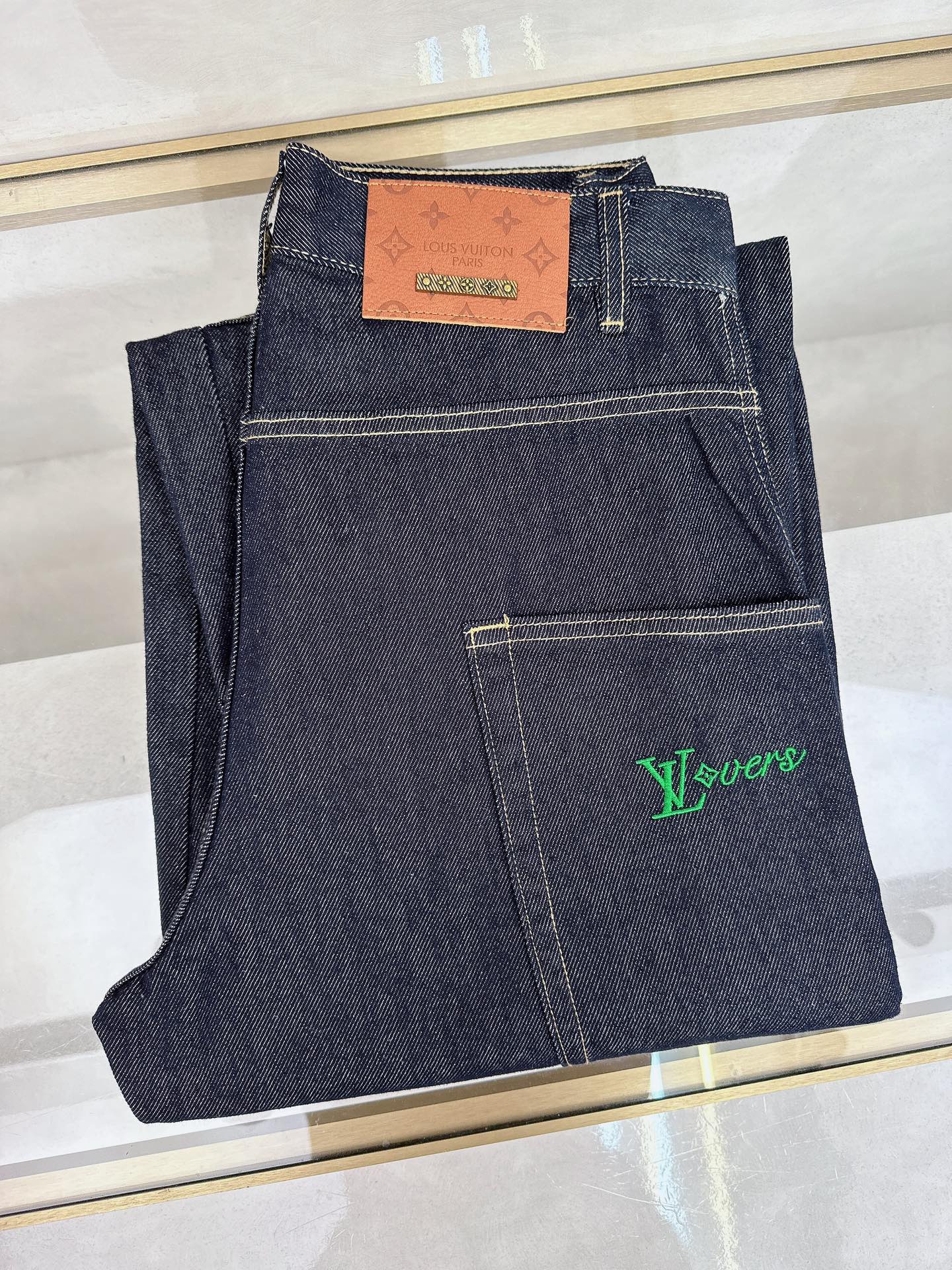 NO:453257,The new LV 2025 summer model is available in stock, the original single hot jeans are super customized, the original hardware, super heavy industry technology, the style is super excellent, the details are impeccable!  The style is not picky, it is very high-end, and the good products are not waiting for everyone. Take a look at it and start quickly. Size 28-38, louis vuitton, jeans, alexander wang19860909LV 2025夏季新款现货上市,原单爆款牛仔裤超级定制款,原版五金,超级重工工艺,版型超赞细节做工无可挑剔！款式不挑人,特别高档,好货不等人,看中赶紧下手,尺码28-38,,louis vuitton,jeans,alexander wang,Men's clothing