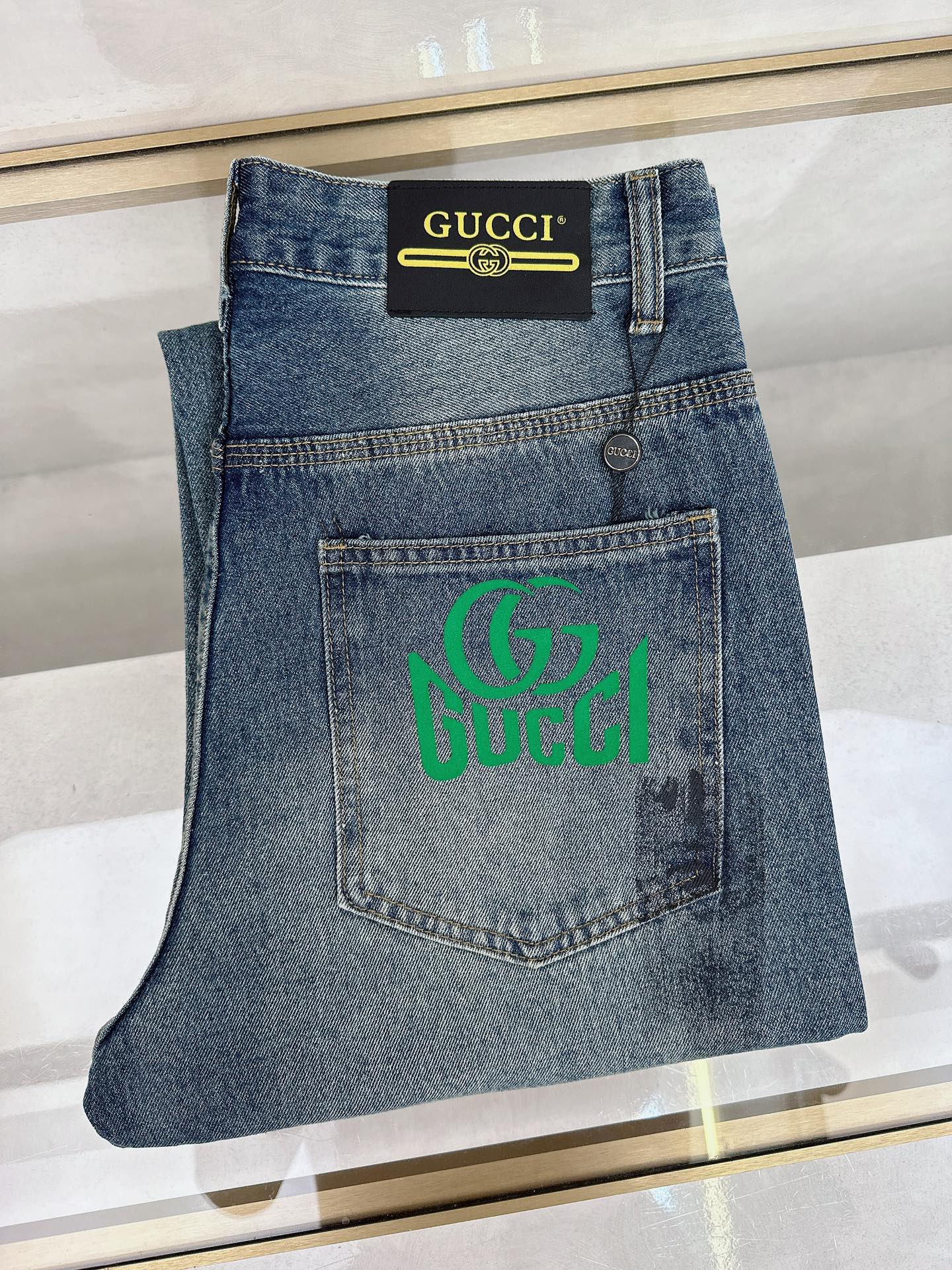 NO:453262,Guqi 2025 summer new model is available in stock, original single hot jeans super customized model, original hardware, super heavy industry technology, excellent version, impeccable details!  The style is not picky, it is very high-end, and the good products are not waiting for everyone. If you like it, hurry up and start, size 28-38, jeans, alexander wang19860909古奇 2025夏季新款现货上市,原单爆款牛仔裤超级定制款,原版五金,超级重工工艺,版型超赞细节做工无可挑剔！款式不挑人,特别高档,好货不等人,看中赶紧下手,尺码28-38,,jeans,alexander wang,Men's clothing