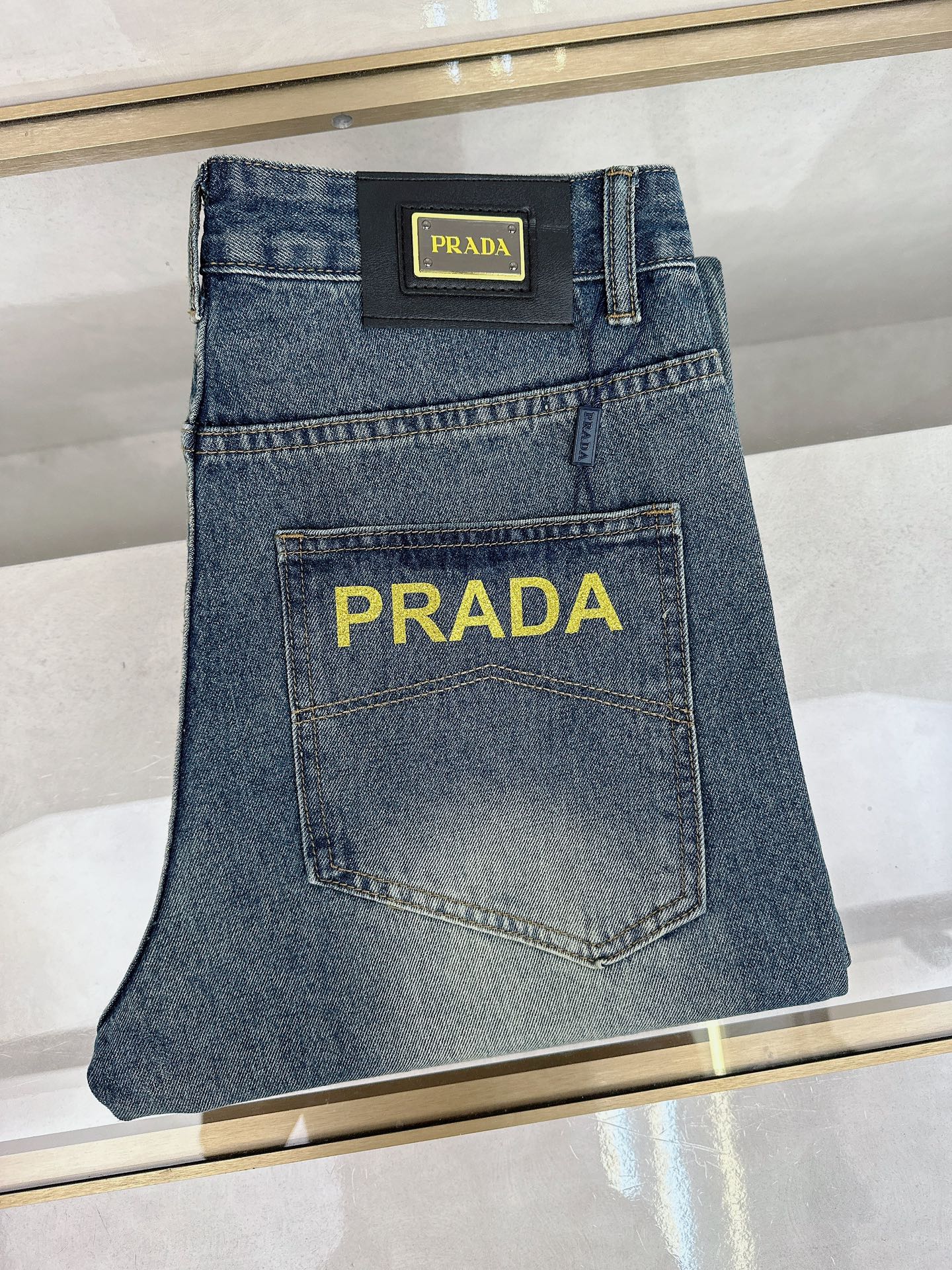 NO:453272,Prada 2025 summer new model is available in stock, original single hot jeans super customized model, original hardware, super heavy industry technology, excellent version, impeccable details!  The style is not picky, it is very high-end, and the good products are not waiting for everyone. Take a look at it and start quickly. Size 28-38, prada, jeans, alexander wang19860909普拉达 2025夏季新款现货上市,原单爆款牛仔裤超级定制款,原版五金,超级重工工艺,版型超赞细节做工无可挑剔！款式不挑人,特别高档,好货不等人,看中赶紧下手,尺码28-38,,prada,jeans,alexander wang,Men's clothing