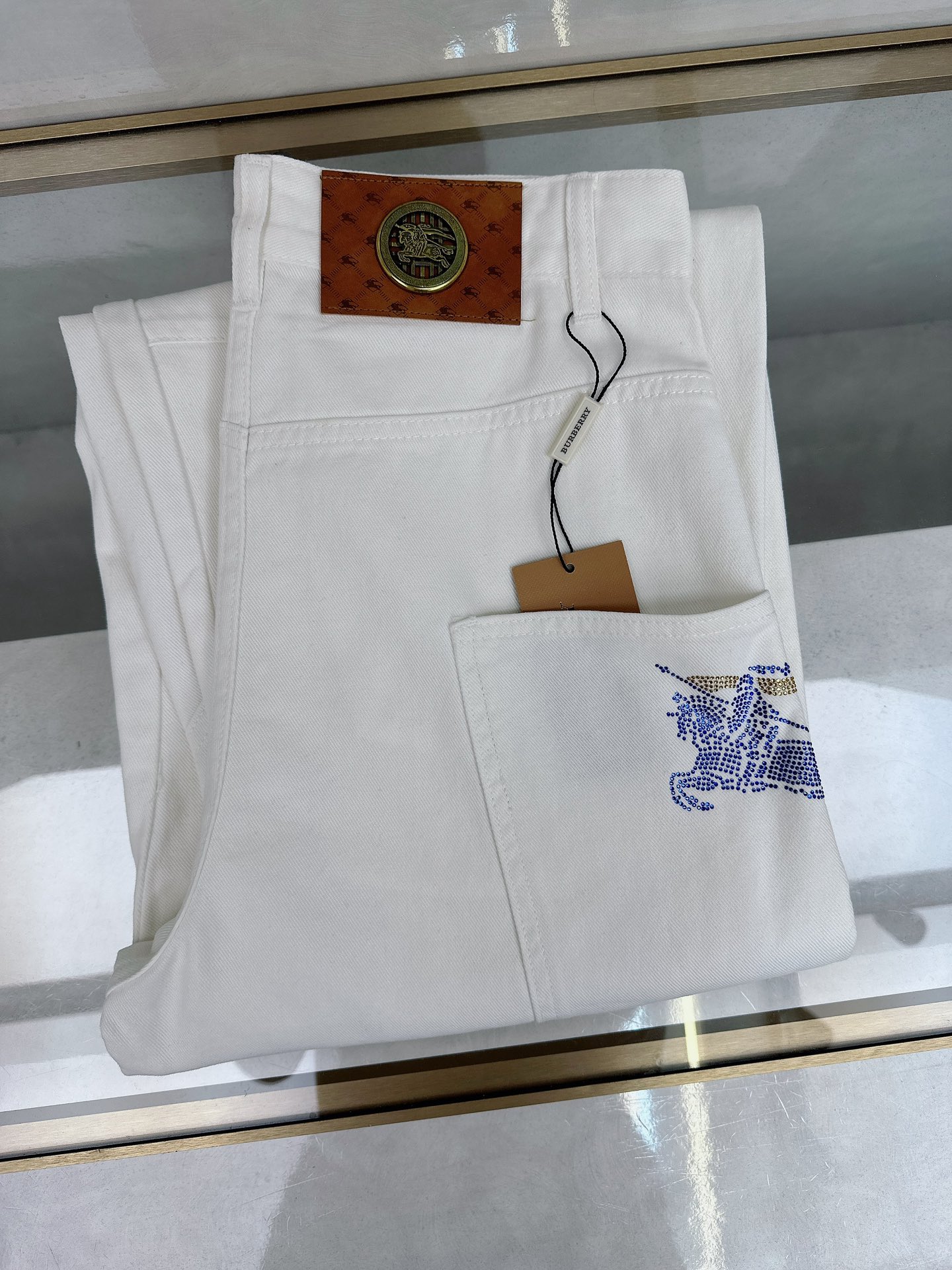 NO:453277,Burberry's new summer 2025 is available in stock, with original single hot jeans super customized style, original hardware, super heavy industry technology, excellent style, impeccable details!  The style is not picky, it is very high-end, and the good products are not waiting for everyone. Take a look at it and start quickly. Size 28-38, burberry, jeans, alexander wang19860909巴宝莉 2025夏季新款现货上市,原单爆款牛仔裤超级定制款,原版五金,超级重工工艺,版型超赞细节做工无可挑剔！款式不挑人,特别高档,好货不等人,看中赶紧下手,尺码28-38,,burberry,jeans,alexander wang,Men's clothing