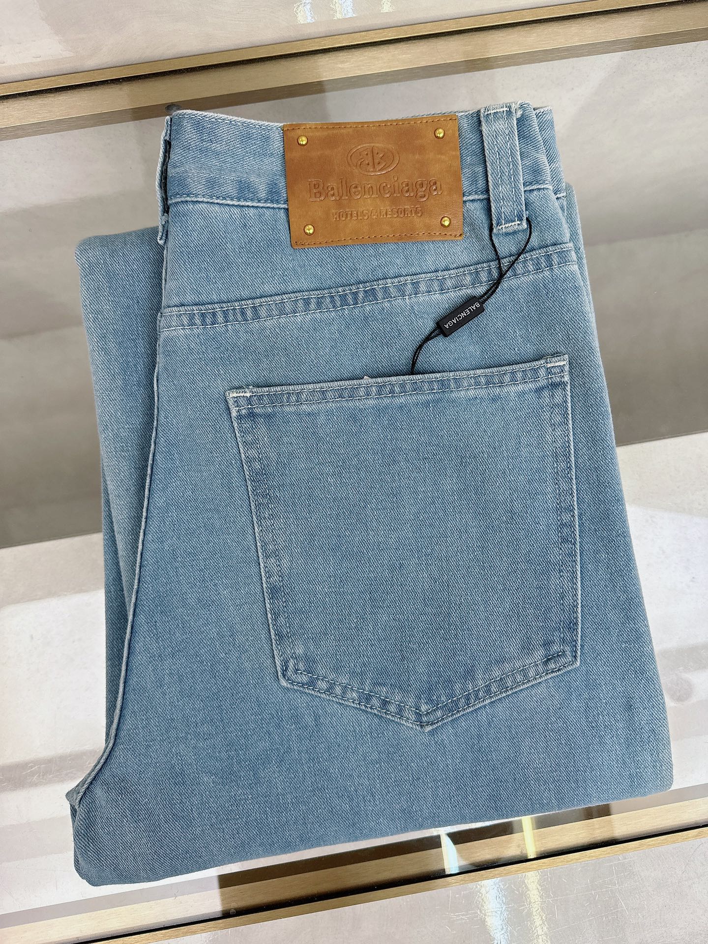 NO:453292,Balenciaga 2025 summer new model is available in stock, original single hot jeans super customized model, original hardware, super heavy industry technology, excellent version, impeccable details!  The style is not picky, it is very high-end, and the good products are not waiting for everyone. Take a look at it and start quickly. Size 28-38, balenciaga, jeans, alexander wang19860909巴黎世家 2025夏季新款现货上市,原单爆款牛仔裤超级定制款,原版五金,超级重工工艺,版型超赞细节做工无可挑剔！款式不挑人,特别高档,好货不等人,看中赶紧下手,尺码28-38,,balenciaga,jeans,alexander wang,Men's clothing