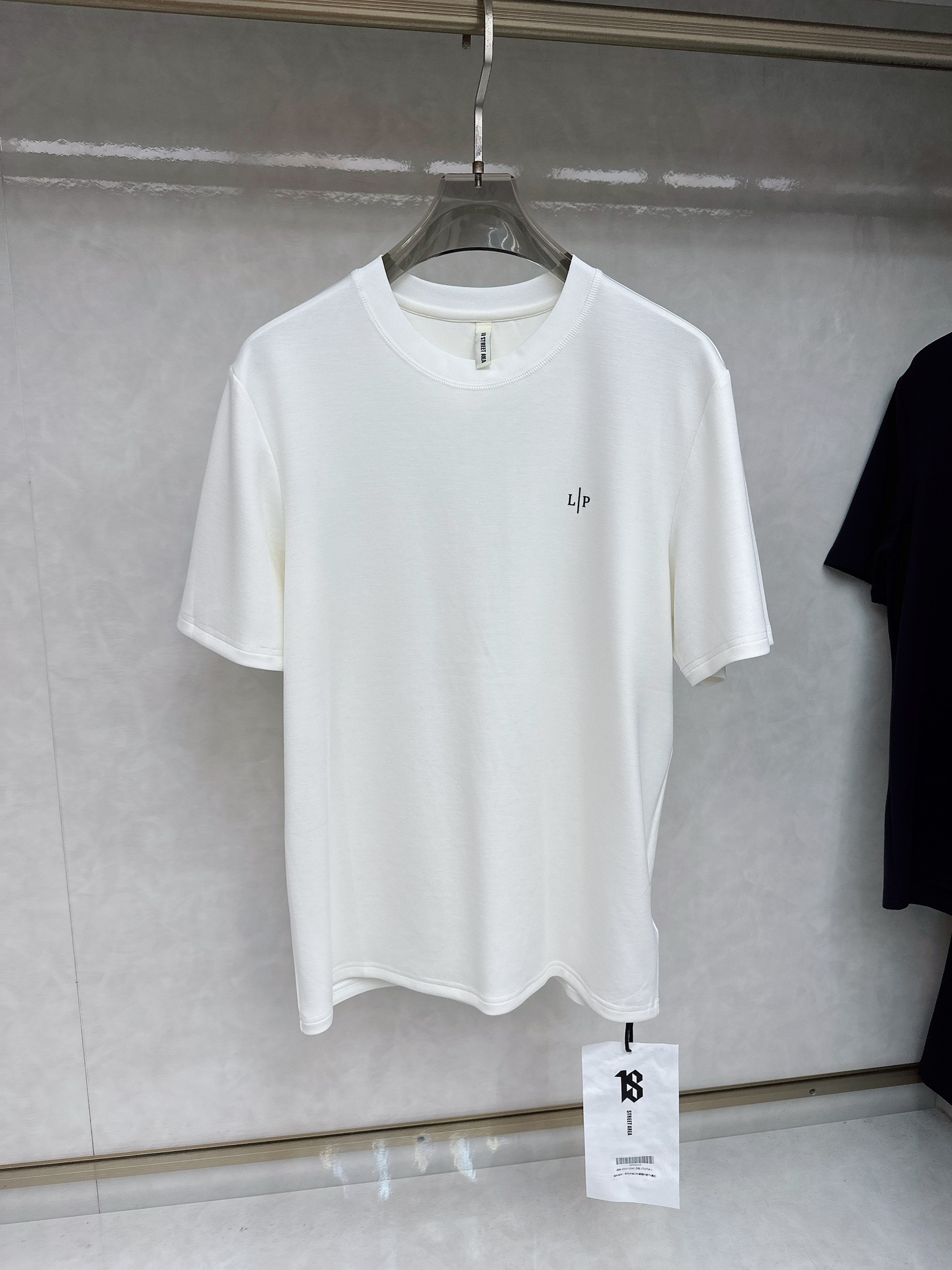 lP🆕 Ss夏款最新款短袖T恤，手感柔软，穿着舒适，做工精细.上身效果无敌帅气，码数 M-3XL
