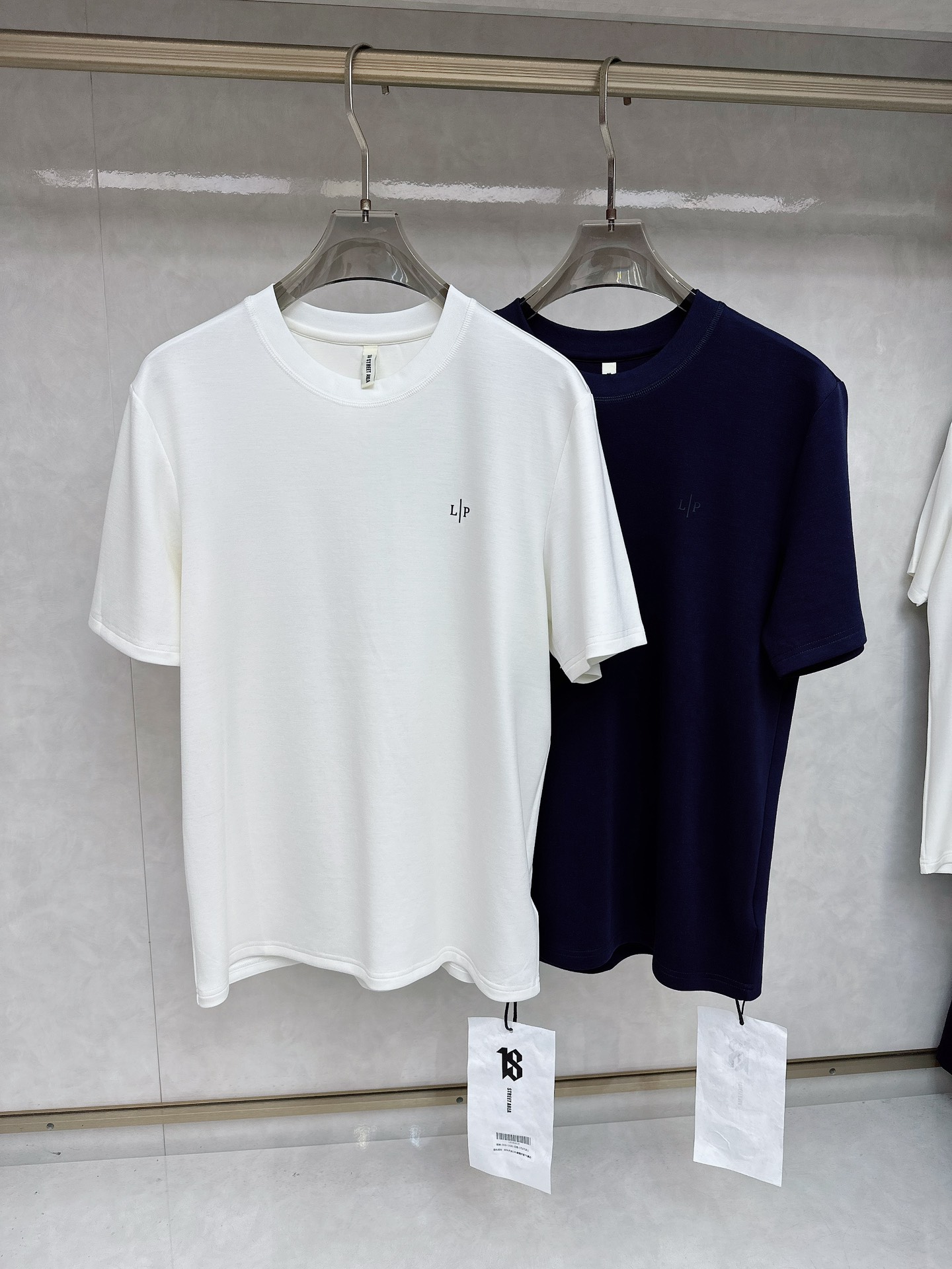 lP🆕 Ss夏款最新款短袖T恤，手感柔软，穿着舒适，做工精细.上身效果无敌帅气，码数 M-3XL