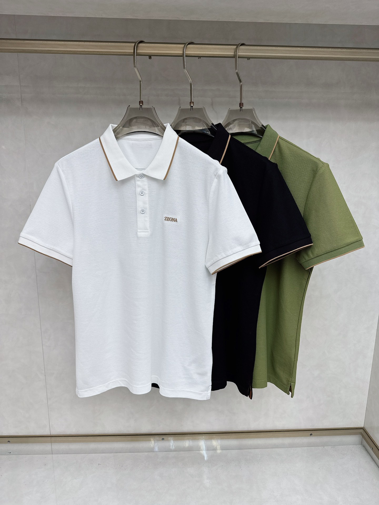 NO:453297,Jenia's new summer new model debuts the latest lapel Polo short sleeves, high-end customization, avant-garde and fashionable design!  Brand logo heavy craftsmanship design, high-end customized Yilite fabric, soft feel, comfortable to wear, exquisite car line, fine workmanship, invincible and handsome upper body effect!  A must-have item for handsome men!  Code number M-3xL, zegna, T-shirt, alexander wang19860909杰尼亚 2025夏季新款首发最新款翻领Polo短袖 高端订制 设计前卫时尚！品牌logo重工艺设计 高端定制伊利特面料.手感柔软.穿着舒适.级别精致车线.做工精细.上身效果无敌帅气！型男必备单品！码数M-3xL,,zegna,T-shirt,alexander wang,Men's clothing