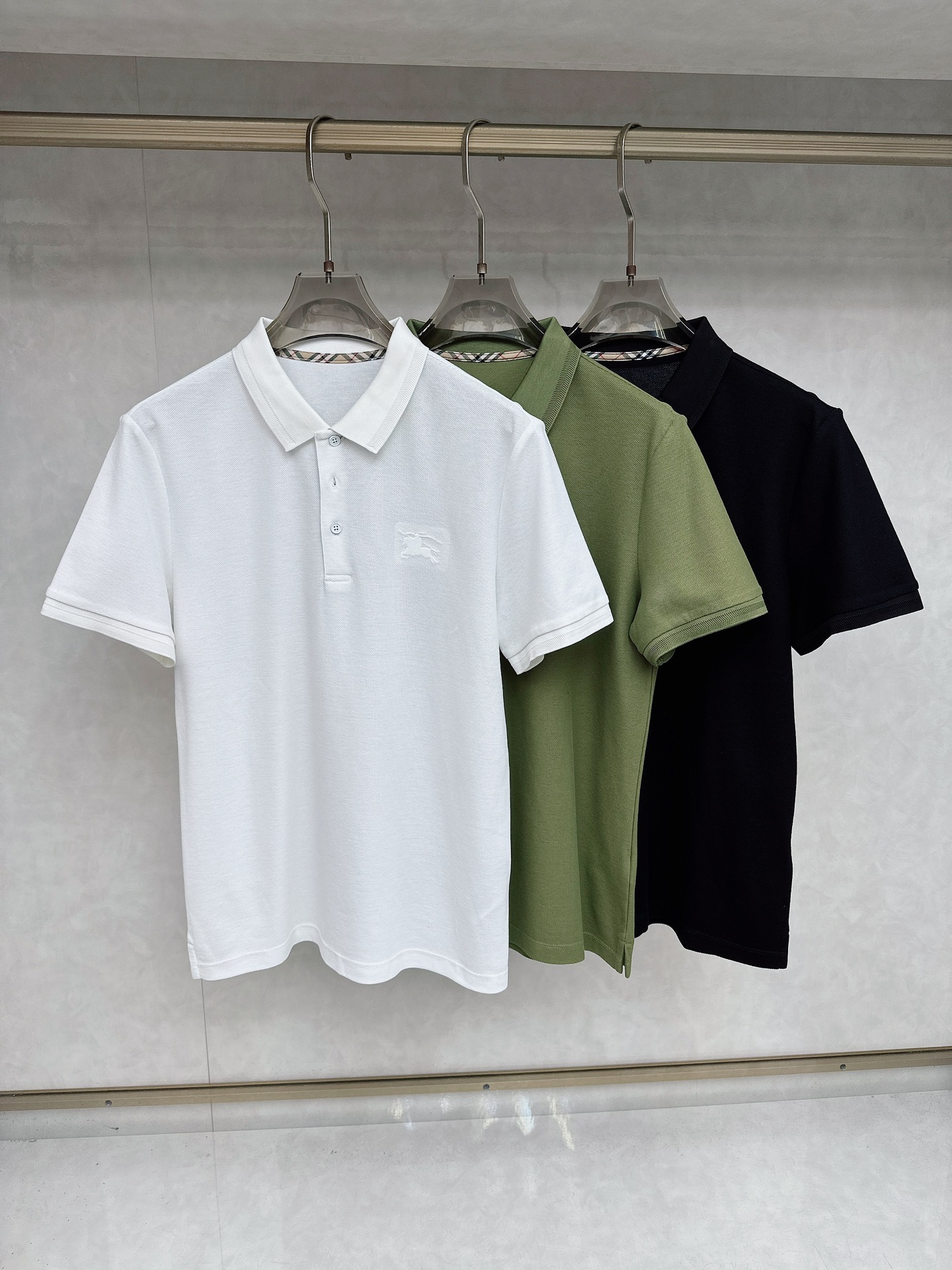 NO:453301,Burberry's new summer new model debuts the latest lapel Polo short sleeves, high-end customization, avant-garde and fashionable design!  Brand logo heavy craftsmanship design, high-end customized Yilite fabric, soft feel, comfortable to wear, exquisite car line, fine workmanship, invincible and handsome upper body effect!  A must-have item for handsome men!  Code number M-3xL, burberry, T-shirt, alexander wang19860909巴宝莉 2025夏季新款首发最新款翻领Polo短袖 高端订制 设计前卫时尚！品牌logo重工艺设计 高端定制伊利特面料.手感柔软.穿着舒适.级别精致车线.做工精细.上身效果无敌帅气！型男必备单品！码数M-3xL,,burberry,T-shirt,alexander wang,Men's clothing