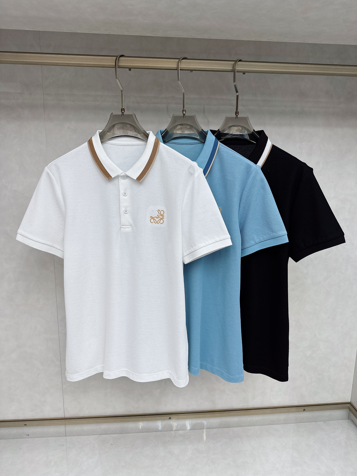 NO:453320,Luo Yiwei's new summer new model debuts the latest lapel Polo short sleeves, high-end customization, avant-garde and fashionable design!  Brand logo heavy craftsmanship design, high-end customized Yilite fabric, soft feel, comfortable to wear, exquisite car line, fine workmanship, invincible and handsome upper body effect!  A must-have item for handsome men!  Code number M-3xL, loewe, T-shirt, alexander wang19860909罗意威 2025夏季新款首发最新款翻领Polo短袖 高端订制 设计前卫时尚！品牌logo重工艺设计 高端定制伊利特面料.手感柔软.穿着舒适.级别精致车线.做工精细.上身效果无敌帅气！型男必备单品！码数M-3xL,,loewe,T-shirt,alexander wang,Men's clothing