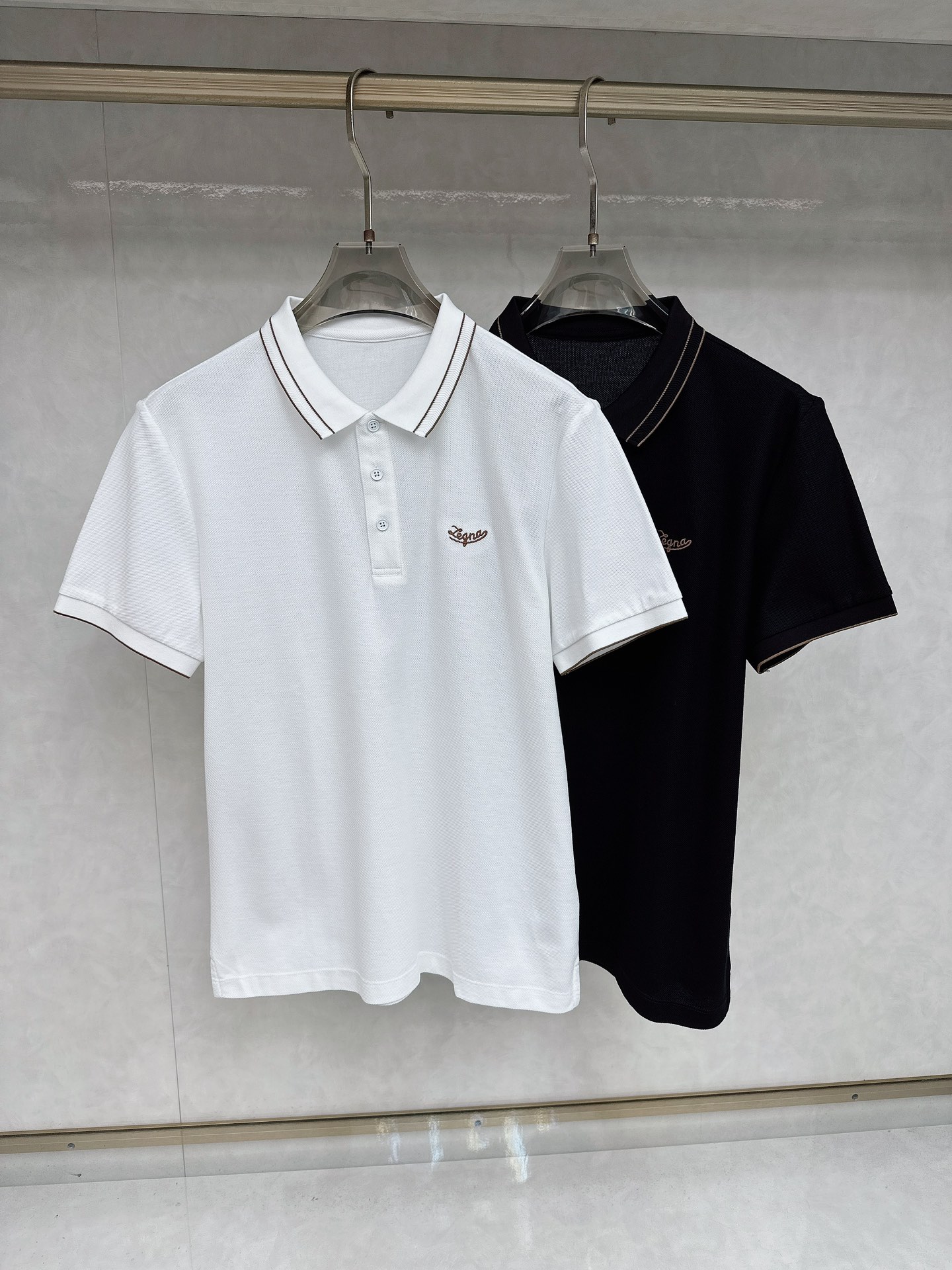 NO:453325,Jenia's new summer new model debuts the latest lapel Polo short sleeves, high-end customization, avant-garde and fashionable design!  Brand logo heavy craftsmanship design, high-end customized Yilite fabric, soft feel, comfortable to wear, exquisite car line, fine workmanship, invincible and handsome upper body effect!  A must-have item for handsome men!  Code number M-3xL, zegna, T-shirt, alexander wang19860909杰尼亚 2025夏季新款首发最新款翻领Polo短袖 高端订制 设计前卫时尚！品牌logo重工艺设计 高端定制伊利特面料.手感柔软.穿着舒适.级别精致车线.做工精细.上身效果无敌帅气！型男必备单品！码数M-3xL,,zegna,T-shirt,alexander wang,Men's clothing