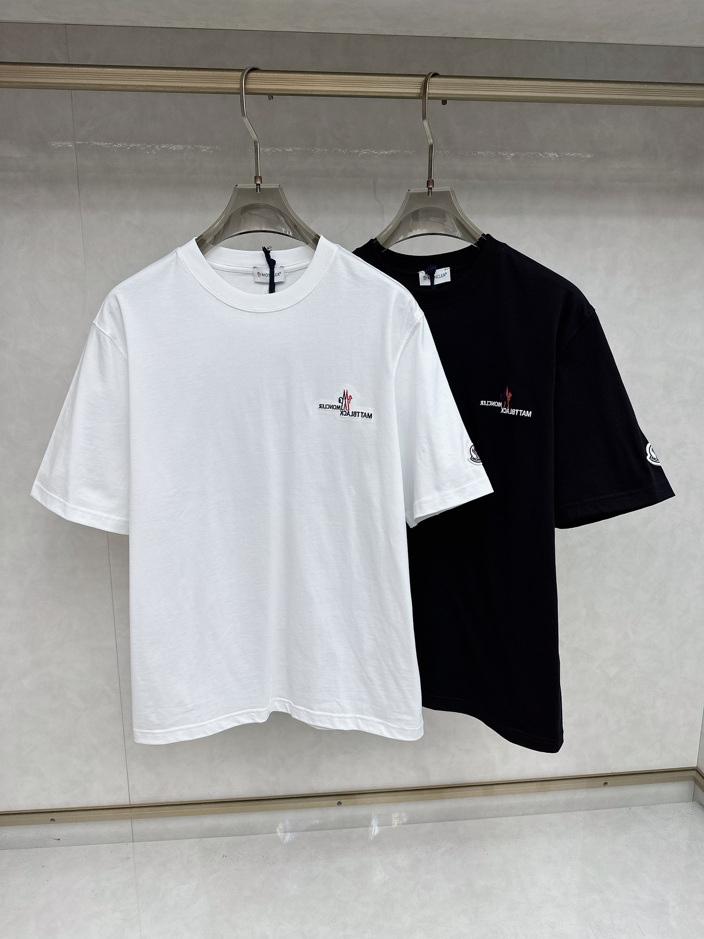 NO:453333,The latest short-sleeved T-shirt in the summer 2025Ss style, soft touch, comfortable wearing, fine workmanship. The upper body effect is invincible and handsome, size number S-2xl, Moncler, T-shirt,tees, t-shirt,alexander wang19860909蒙口 2025Ss夏款最新款短袖T恤,手感柔软,穿着舒适,做工精细.上身效果无敌帅气,码数 S-2xl,,Moncler,T-shirt,tees，t-shirt,alexander wang,Men's clothing