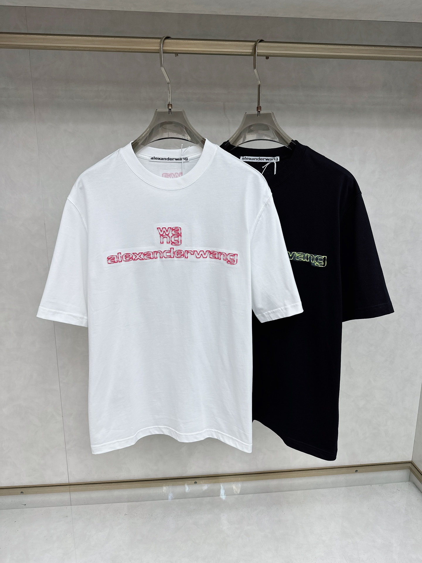 NO:453293,The latest short-sleeved T-shirt in 2025Ss summer style, soft touch, comfortable wearing, fine workmanship. The upper body effect is invincible and handsome, size number S-2xl, T-shirt,tees, t-shirt,alexander wang198609092025Ss夏款最新款短袖T恤,手感柔软,穿着舒适,做工精细.上身效果无敌帅气,码数 S-2xl,,T-shirt,tees，t-shirt,alexander wang,Men's clothing