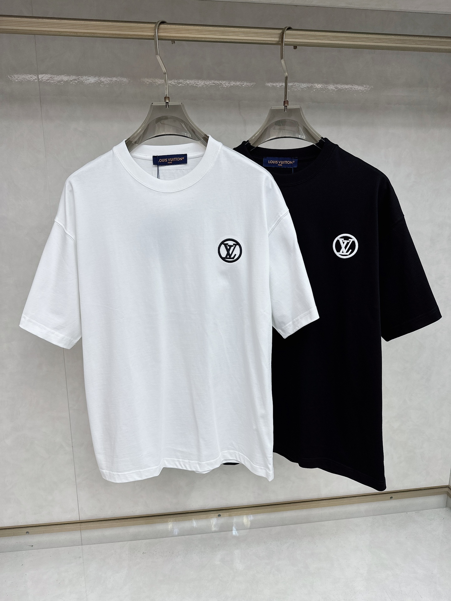 NO:453298,LV 2025Ss summer latest short-sleeved T-shirt, soft touch, comfortable wearing, fine workmanship. The upper body effect is invincible and handsome, size number S-2xl,,louis vuitton,T-shirt,tees,t-shirt,alexander wang19860909LV 2025Ss夏款最新款短袖T恤,手感柔软,穿着舒适,做工精细.上身效果无敌帅气,码数 S-2xl,,louis vuitton,T-shirt,tees，t-shirt,alexander wang,Men's clothing
