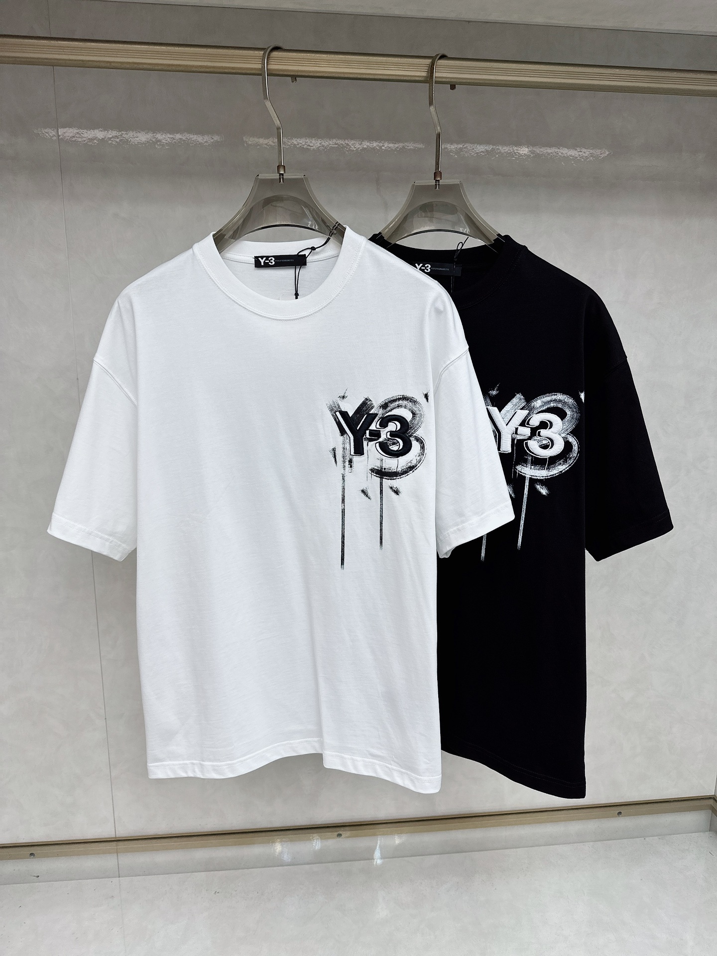 NO:453302,Y3 2025Ss summer latest short-sleeved T-shirt, soft touch, comfortable to wear, fine workmanship. The upper body effect is invincible and handsome, size number S-2xl, T-shirt,tees, t-shirt,alexander wang19860909Y3 2025Ss夏款最新款短袖T恤,手感柔软,穿着舒适,做工精细.上身效果无敌帅气,码数 S-2xl,,T-shirt,tees，t-shirt,alexander wang,Men's clothing