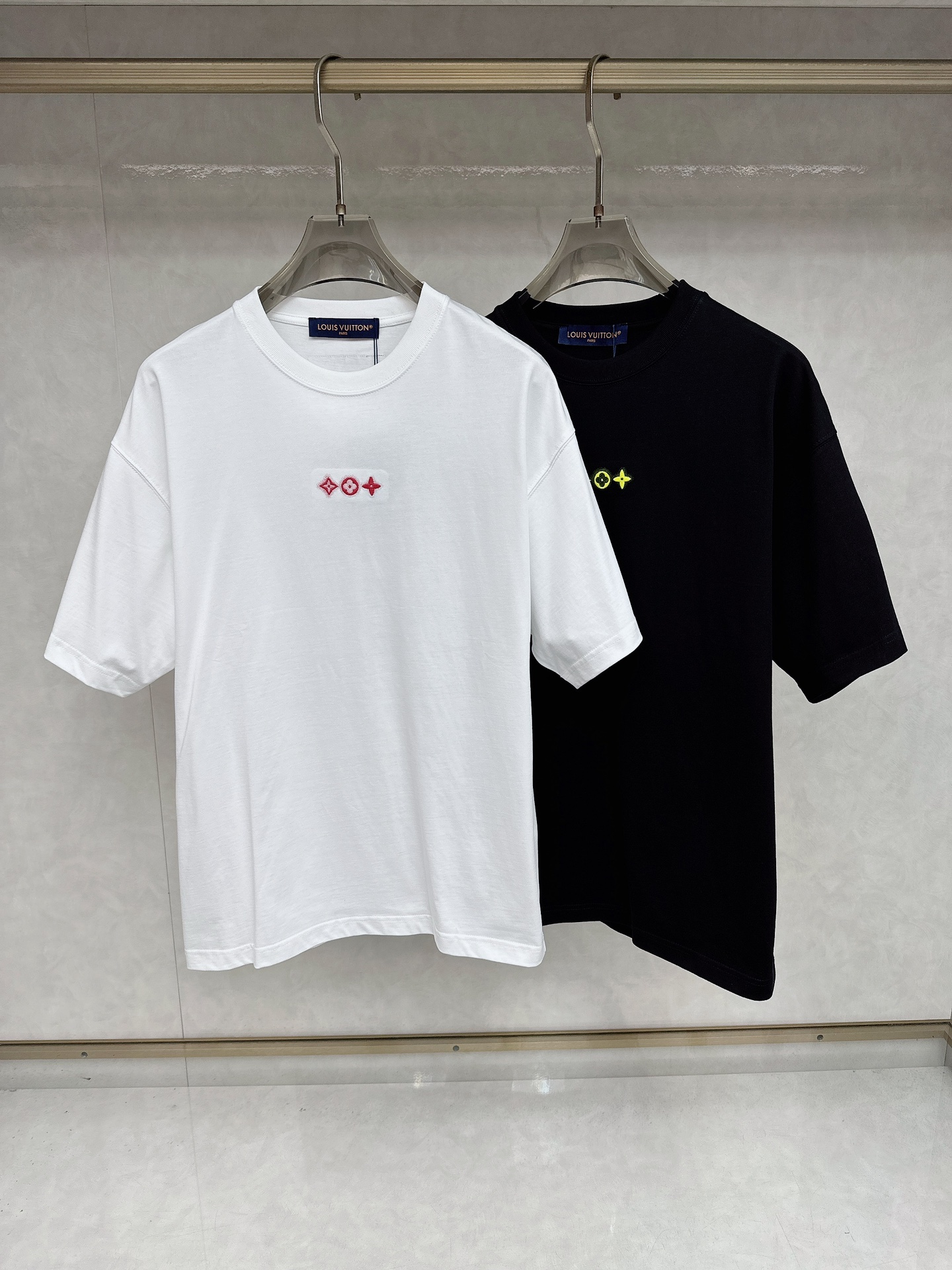 NO:453307,LV 2025Ss summer latest short-sleeved T-shirt, soft touch, comfortable wearing, fine workmanship. The upper body effect is invincible and handsome, size number S-2xl,,louis vuitton,T-shirt,tees,t-shirt,alexander wang19860909LV 2025Ss夏款最新款短袖T恤,手感柔软,穿着舒适,做工精细.上身效果无敌帅气,码数 S-2xl,,louis vuitton,T-shirt,tees，t-shirt,alexander wang,Men's clothing