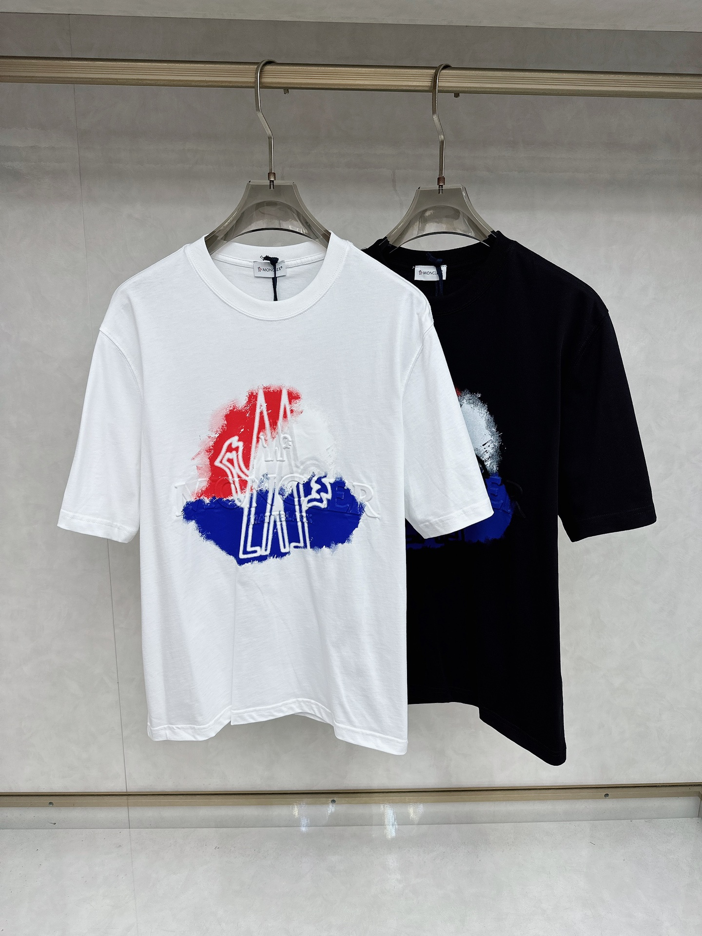 NO:453312,The latest short-sleeved T-shirt in the summer 2025Ss style, soft touch, comfortable wearing, fine workmanship. The upper body effect is invincible and handsome, size number S-2xl, Moncler, T-shirt,tees, t-shirt,alexander wang19860909蒙口 2025Ss夏款最新款短袖T恤,手感柔软,穿着舒适,做工精细.上身效果无敌帅气,码数 S-2xl,,Moncler,T-shirt,tees，t-shirt,alexander wang,Men's clothing