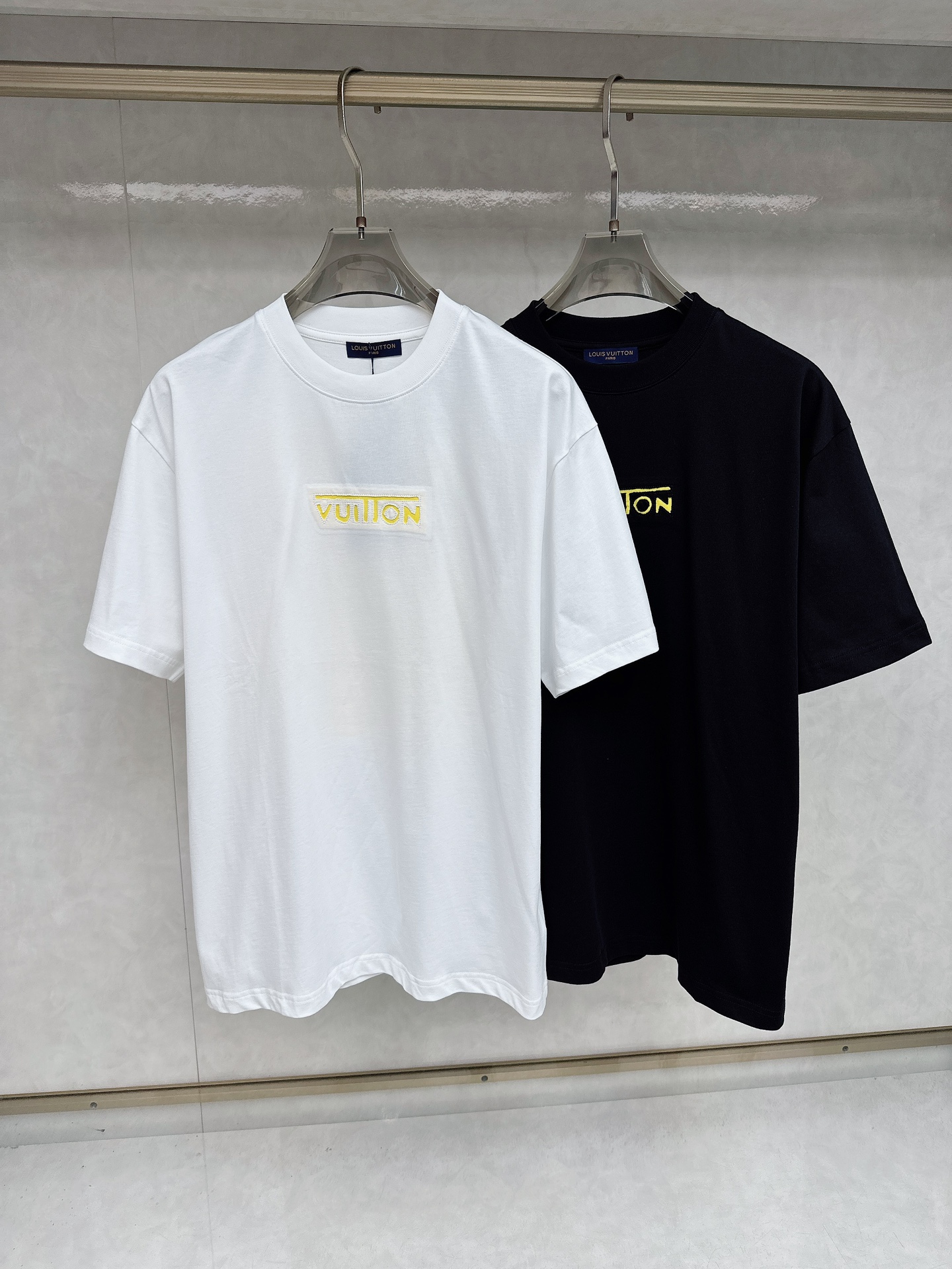 NO:451559,LV 2025Ss summer latest short-sleeved T-shirt, soft touch, comfortable wearing, fine workmanship. The upper body effect is invincible and handsome, size number M-3xl, louis vuitton, T-shirt,tees, t-shirt,alexander wang19860909LV 2025Ss夏款最新款短袖T恤,手感柔软,穿着舒适,做工精细.上身效果无敌帅气,码数 M-3xl,,louis vuitton,T-shirt,tees，t-shirt,alexander wang,Men's clothing