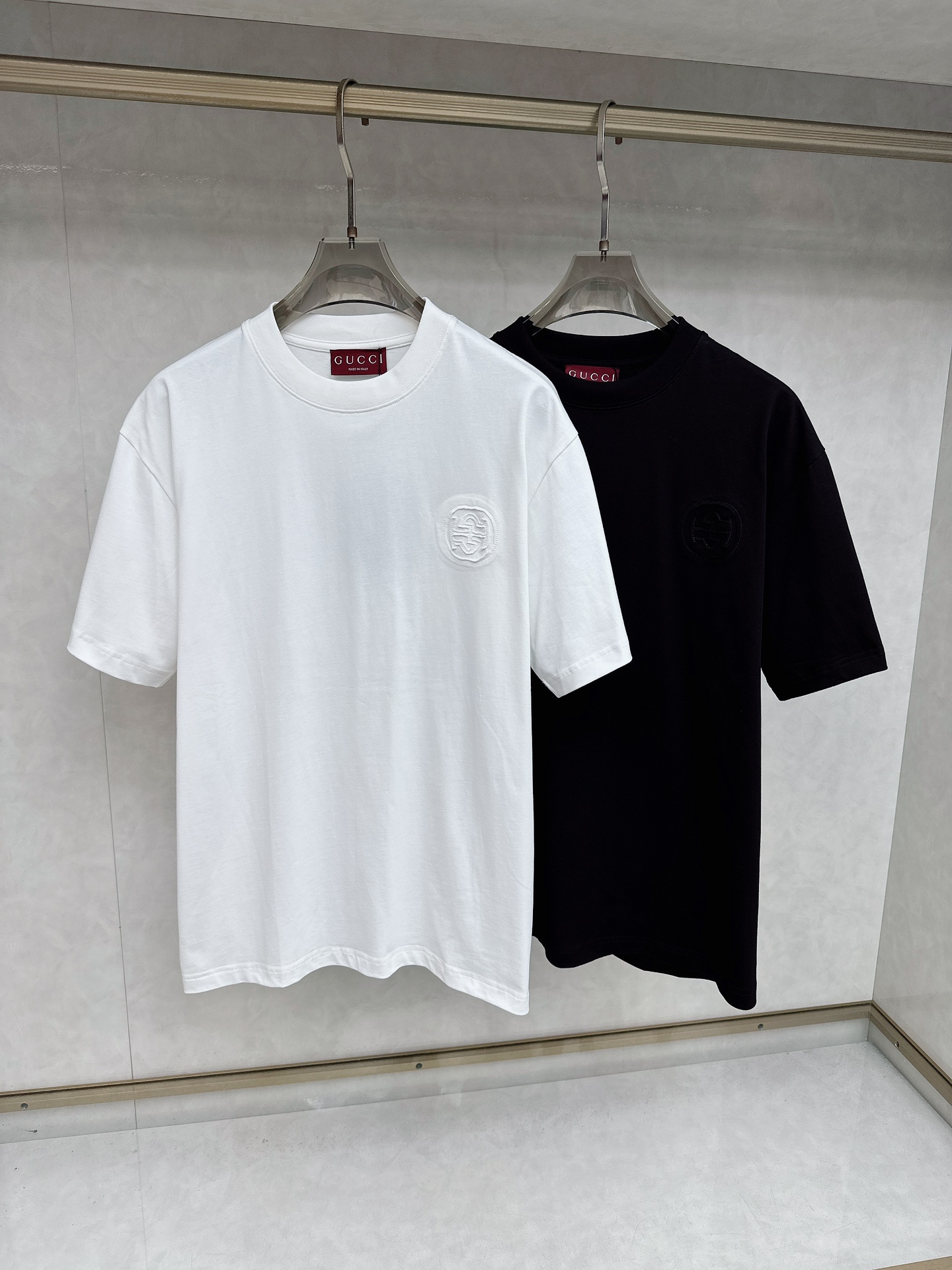 NO:451567,Guqi 2025Ss summer latest short-sleeved T-shirt, soft touch, comfortable to wear, fine workmanship. The upper body effect is invincible and handsome, size number M-3xl, T-shirt,tees, t-shirt,alexander wang19860909古奇 2025Ss夏款最新款短袖T恤,手感柔软,穿着舒适,做工精细.上身效果无敌帅气,码数 M-3xl,,T-shirt,tees，t-shirt,alexander wang,Men's clothing