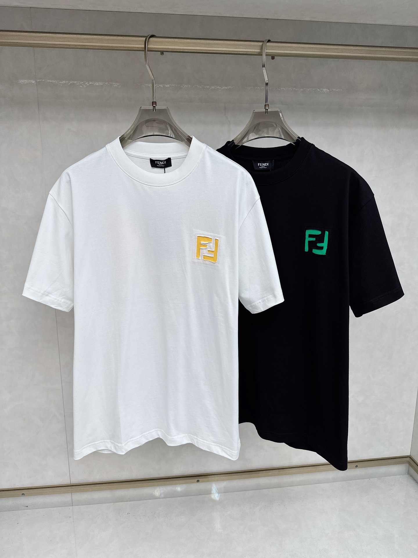 NO:451571,Fendi 2025Ss summer latest short-sleeved T-shirt, soft touch, comfortable to wear, fine workmanship. The upper body effect is invincible and handsome, size number M-3xl,,fendi,T-shirt,tees,t-shirt,alexander wang19860909芬迪 2025Ss夏款最新款短袖T恤,手感柔软,穿着舒适,做工精细.上身效果无敌帅气,码数 M-3xl,,fendi,T-shirt,tees，t-shirt,alexander wang,Men's clothing