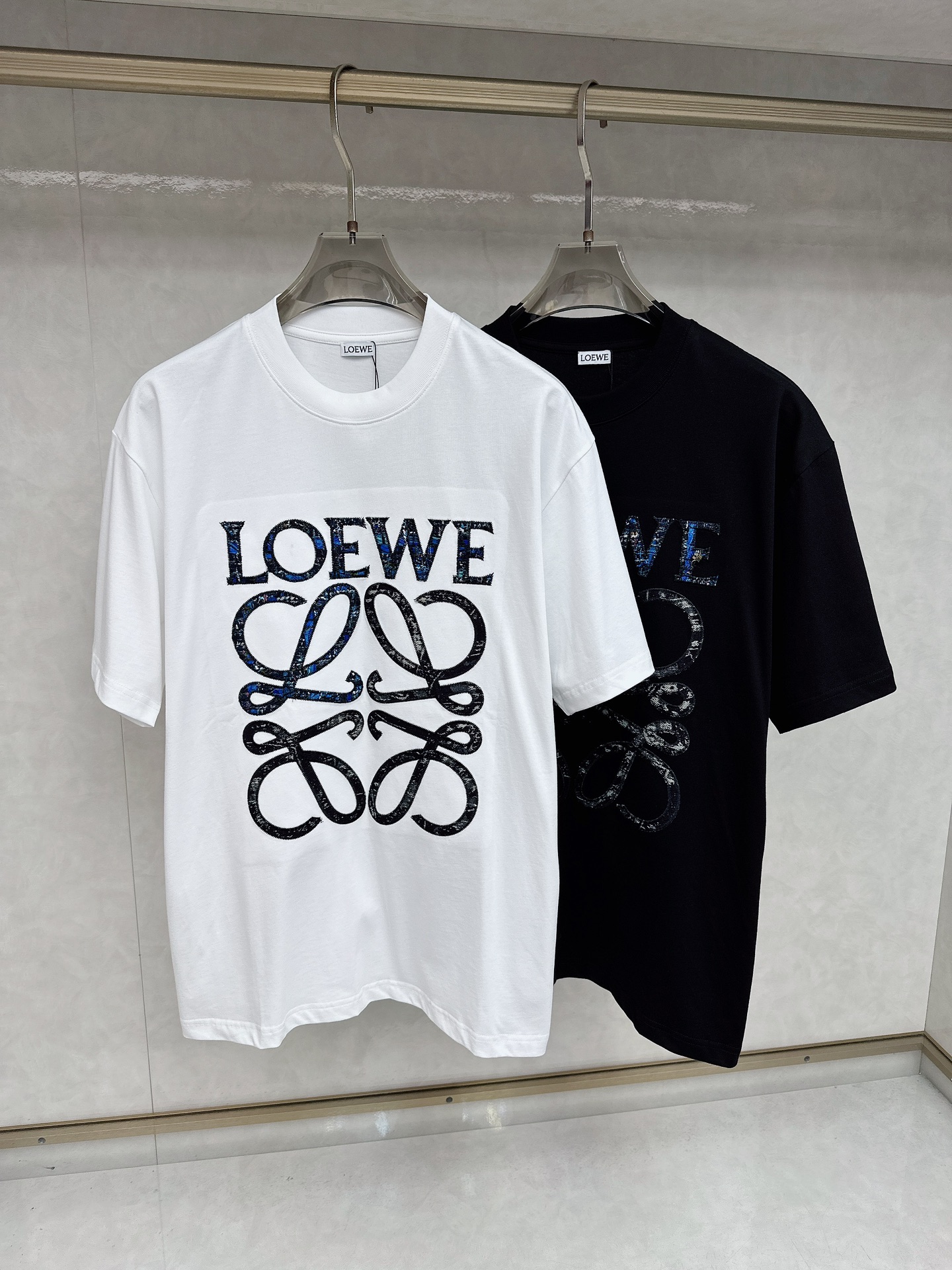 NO:451575,Luo Yiwei 2025Ss summer latest short-sleeved T-shirt, soft touch, comfortable wearing, fine workmanship. The upper body effect is invincible and handsome, size number M-3xl, loewe, T-shirt,tees, t-shirt,alexander wang19860909罗意威 2025Ss夏款最新款短袖T恤,手感柔软,穿着舒适,做工精细.上身效果无敌帅气,码数 M-3xl,,loewe,T-shirt,tees，t-shirt,alexander wang,Men's clothing