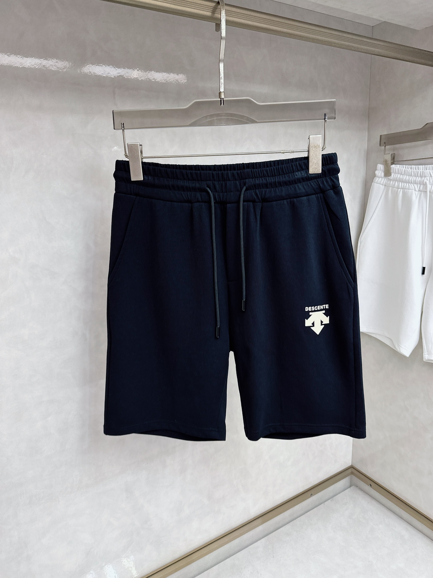 NO:476308,Deesant 2025 summer new casual shorts!  The official website is released simultaneously. The brand's classic LOGO casual pants, customized fabric, excellent comfort, strong hand touch. Extremely recognizable, perfect quality craftsmanship. Size M-3xl, shorts, alexander wang19860909迪桑特 2025夏季新款休闲短裤！官网同步发售.品牌经典LOGO休闲裤 ,定制面料,舒适度极好,手触感强烈.辨识度极高,完美品相工艺. 尺码M-3xl,,shorts,alexander wang,Men's clothing