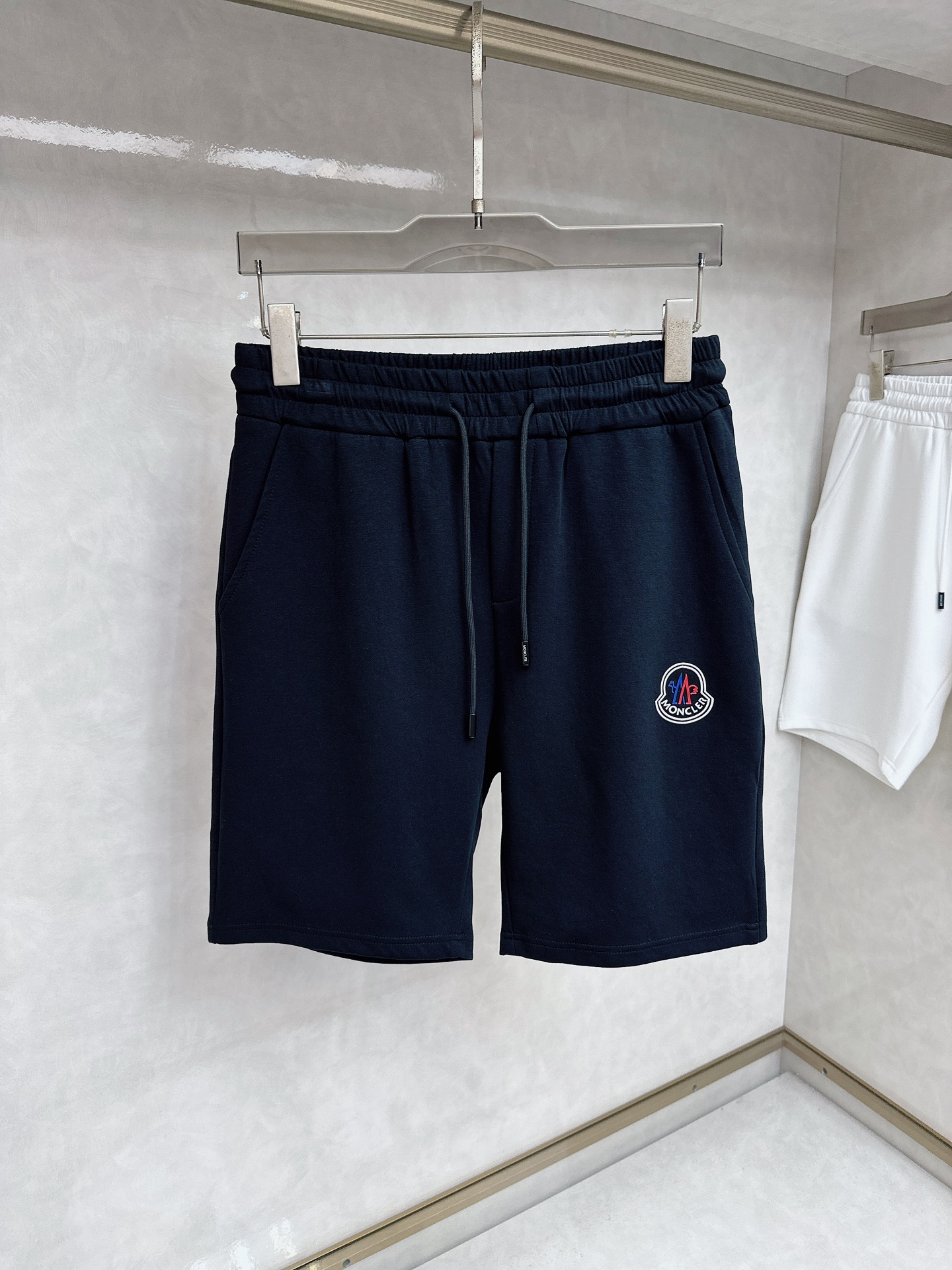 NO:476314,The new casual shorts for summer 2025!  The official website is released simultaneously. The brand's classic LOGO casual pants, customized fabric, excellent comfort, strong hand touch. Extremely recognizable, perfect quality craftsmanship. Size M-3xl, Moncler, shorts, alexander wang19860909蒙口 2025夏季新款休闲短裤！官网同步发售.品牌经典LOGO休闲裤 ,定制面料,舒适度极好,手触感强烈.辨识度极高,完美品相工艺. 尺码M-3xl,,Moncler,shorts,alexander wang,Men's clothing