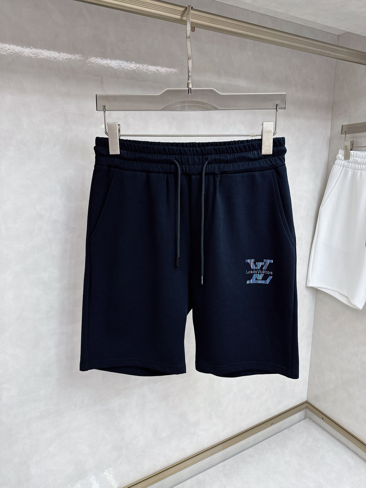 NO:476320,LV 2025 summer new casual shorts!  The official website is released simultaneously. The brand's classic LOGO casual pants, customized fabric, excellent comfort, strong hand touch. Extremely recognizable, perfect quality craftsmanship. Size M-3xl,,louis vuitton, shorts,alexander wang19860909LV 2025夏季新款休闲短裤！官网同步发售.品牌经典LOGO休闲裤 ,定制面料,舒适度极好,手触感强烈.辨识度极高,完美品相工艺. 尺码M-3xl,,louis vuitton,shorts,alexander wang,Men's clothing