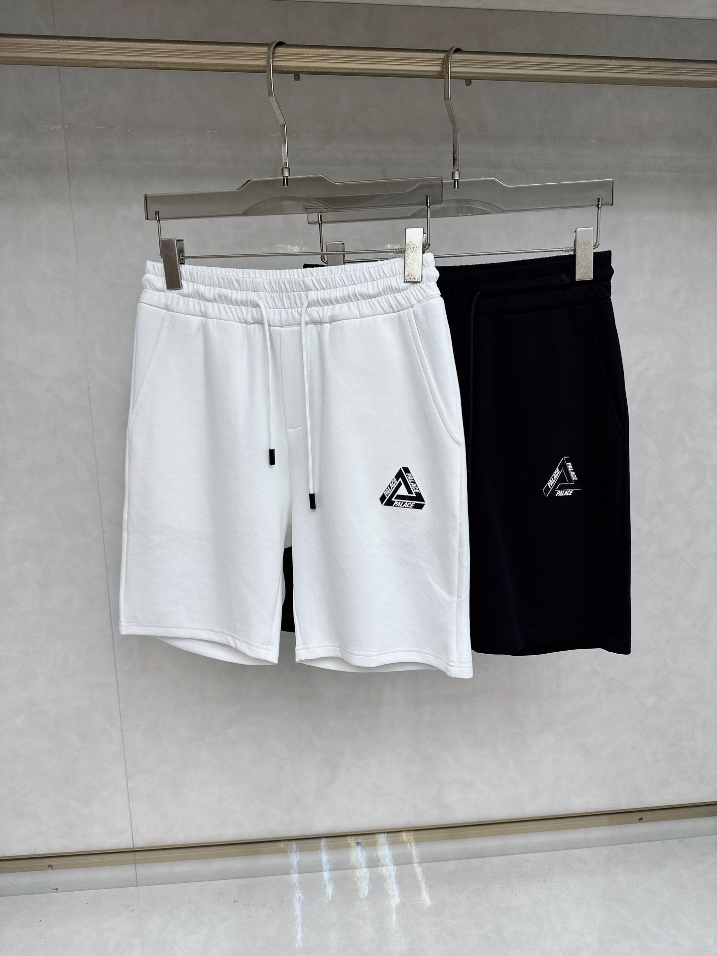 NO:455611,Prada 2025 summer new casual shorts!  The official website is released simultaneously. The brand's classic LOGO casual pants, customized fabric, excellent comfort, strong hand touch. Extremely recognizable, perfect quality craftsmanship. Size M-3xl,,prada, shorts,alexander wang19860909普拉达 2025夏季新款休闲短裤！官网同步发售.品牌经典LOGO休闲裤 ,定制面料,舒适度极好,手触感强烈.辨识度极高,完美品相工艺. 尺码M-3xl,,prada,shorts,alexander wang,Men's clothing