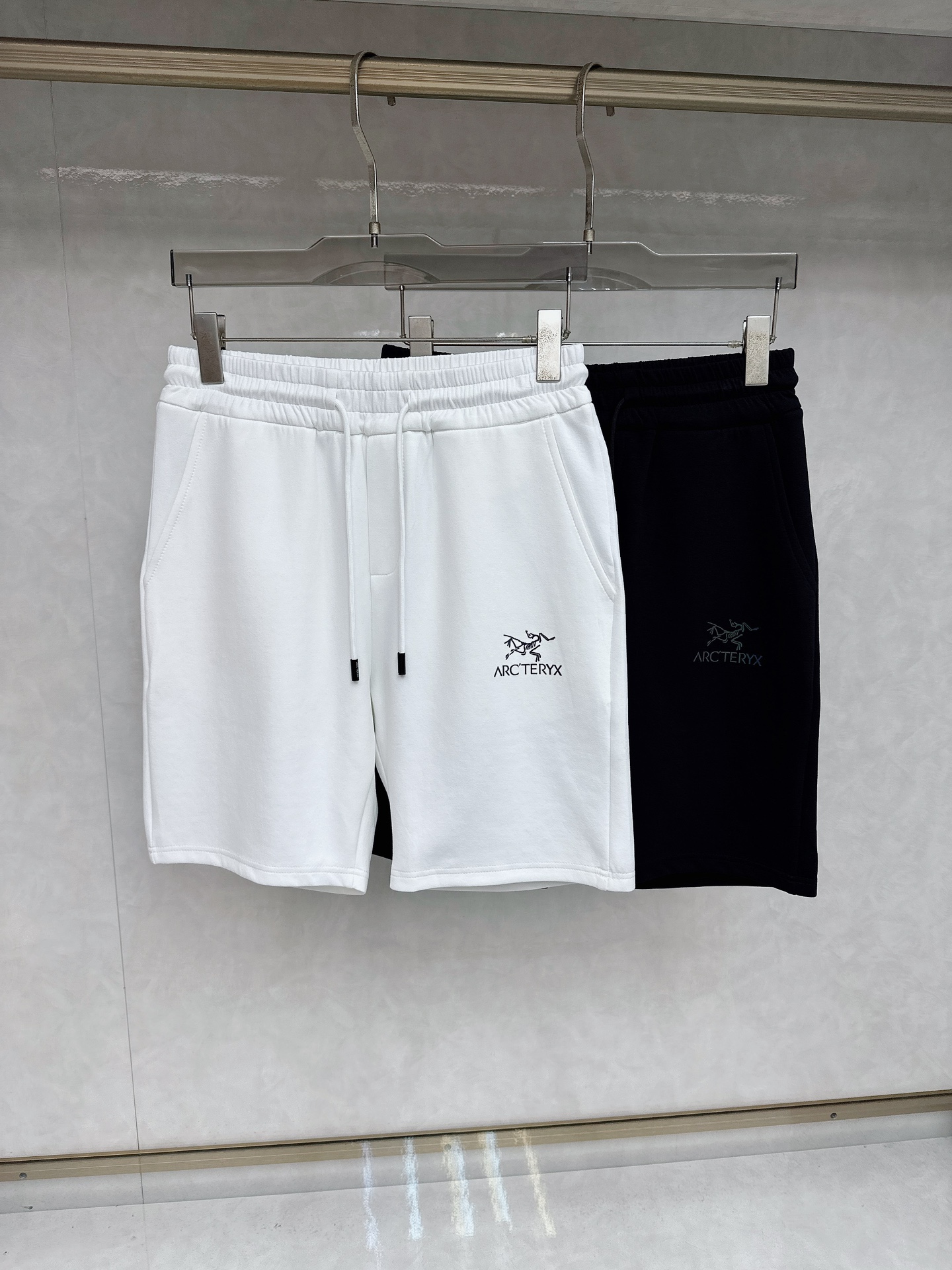 NO:455620,Archaeopteryx 2025 summer new casual shorts!  The official website is released simultaneously. The brand's classic LOGO casual pants, customized fabric, excellent comfort, strong hand touch. Extremely recognizable, perfect quality craftsmanship. Size M-3xl, arc'teryx, shorts, alexander wang19860909始祖鸟 2025夏季新款休闲短裤！官网同步发售.品牌经典LOGO休闲裤 ,定制面料,舒适度极好,手触感强烈.辨识度极高,完美品相工艺. 尺码M-3xl,arc'teryx,shorts,alexander wang,Men's clothing