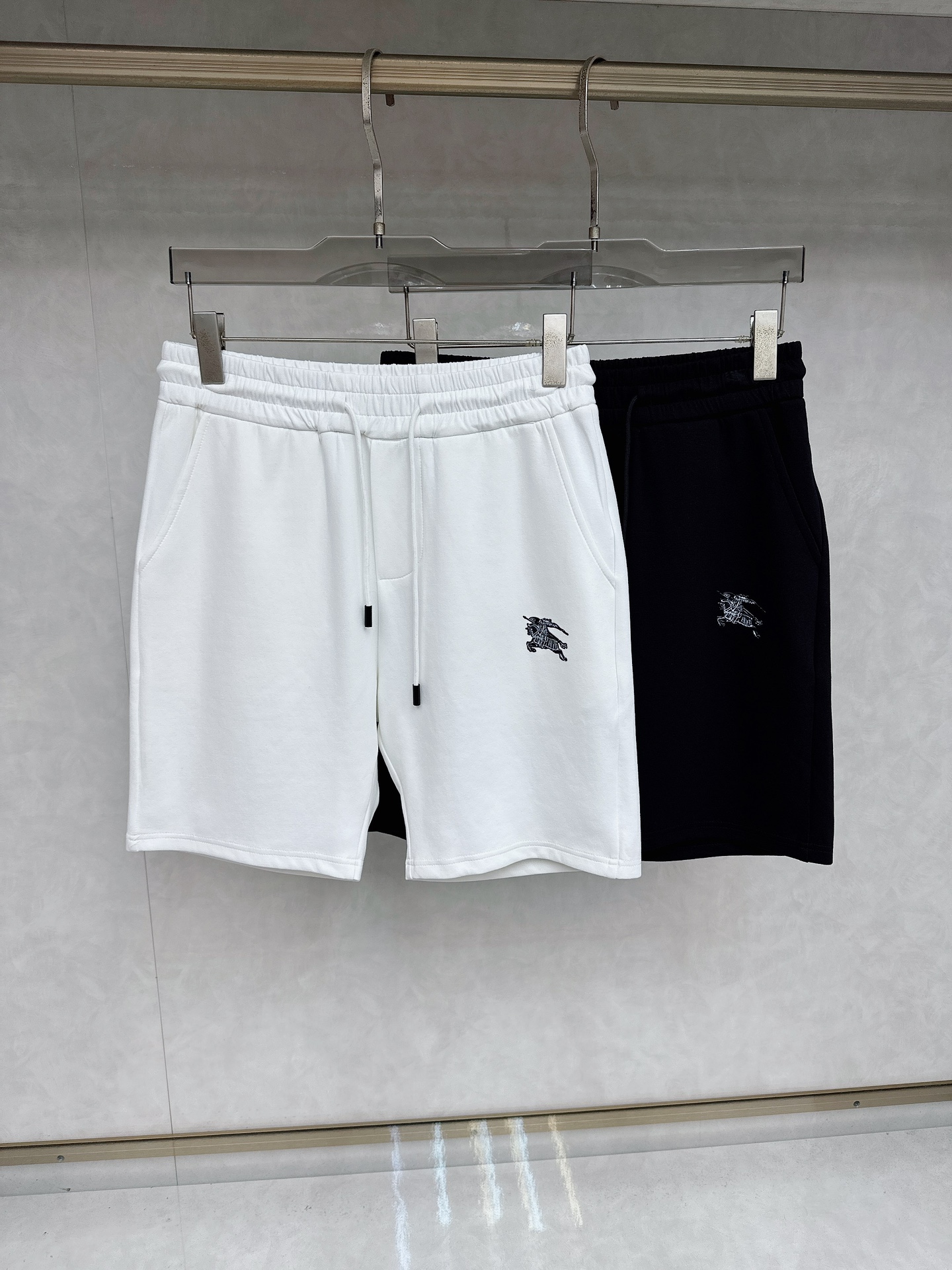 NO:455632,Burberry 2025 summer new casual shorts!  The official website is released simultaneously. The brand's classic LOGO casual pants, customized fabric, excellent comfort, strong hand touch. Extremely recognizable, perfect quality craftsmanship. Size M-3xl, burberry, shorts, alexander wang19860909巴宝莉 2025夏季新款休闲短裤！官网同步发售.品牌经典LOGO休闲裤 ,定制面料,舒适度极好,手触感强烈.辨识度极高,完美品相工艺. 尺码M-3xl,,burberry,shorts,alexander wang,Men's clothing