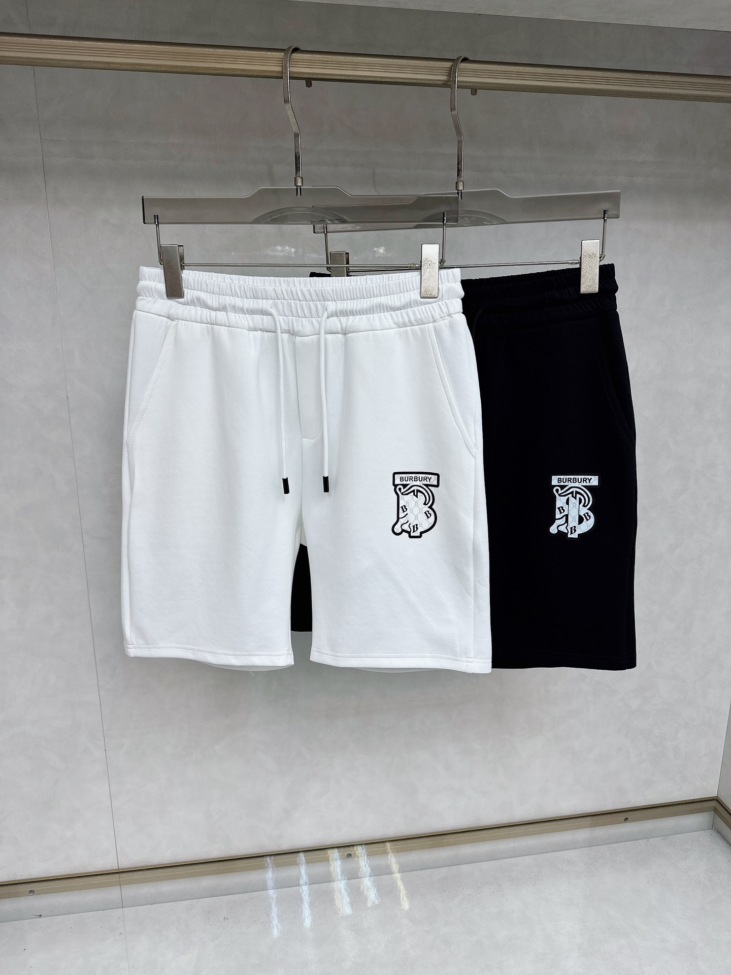 NO:455592,Burberry 2025 summer new casual shorts!  The official website is released simultaneously. The brand's classic LOGO casual pants, customized fabric, excellent comfort, strong hand touch. Extremely recognizable, perfect quality craftsmanship. Size M-3xl, burberry, shorts, alexander wang19860909巴宝莉 2025夏季新款休闲短裤！官网同步发售.品牌经典LOGO休闲裤 ,定制面料,舒适度极好,手触感强烈.辨识度极高,完美品相工艺. 尺码M-3xl,,burberry,shorts,alexander wang,Men's clothing