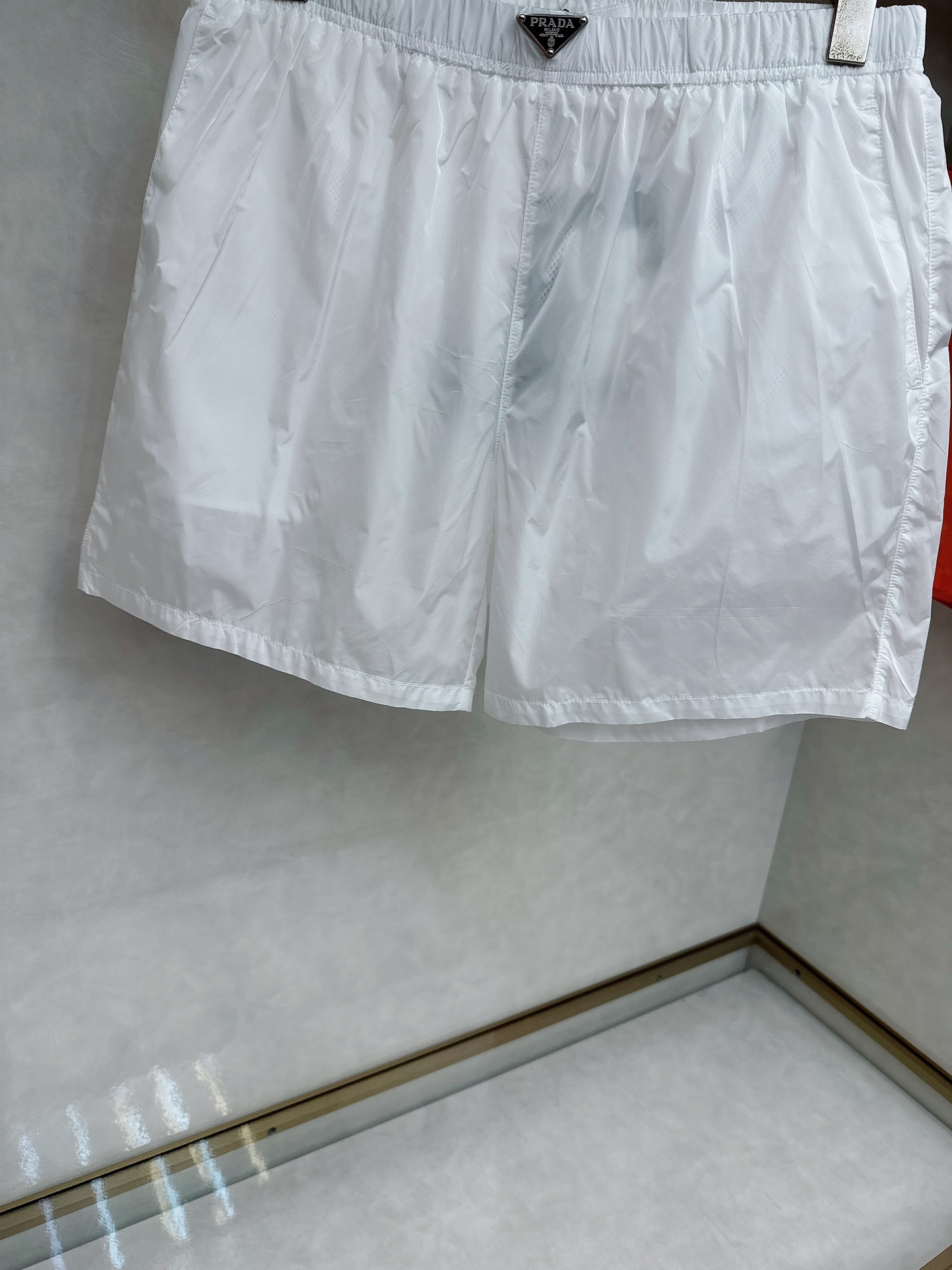  普拉达 2025夏季新款休闲短裤！官网同步发售。品牌经典LOGO休闲裤 ，定制面料，舒适度极好，手触感