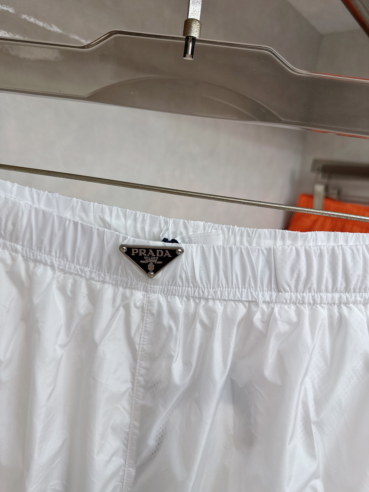  普拉达 2025夏季新款休闲短裤！官网同步发售。品牌经典LOGO休闲裤 ，定制面料，舒适度极好，手触感