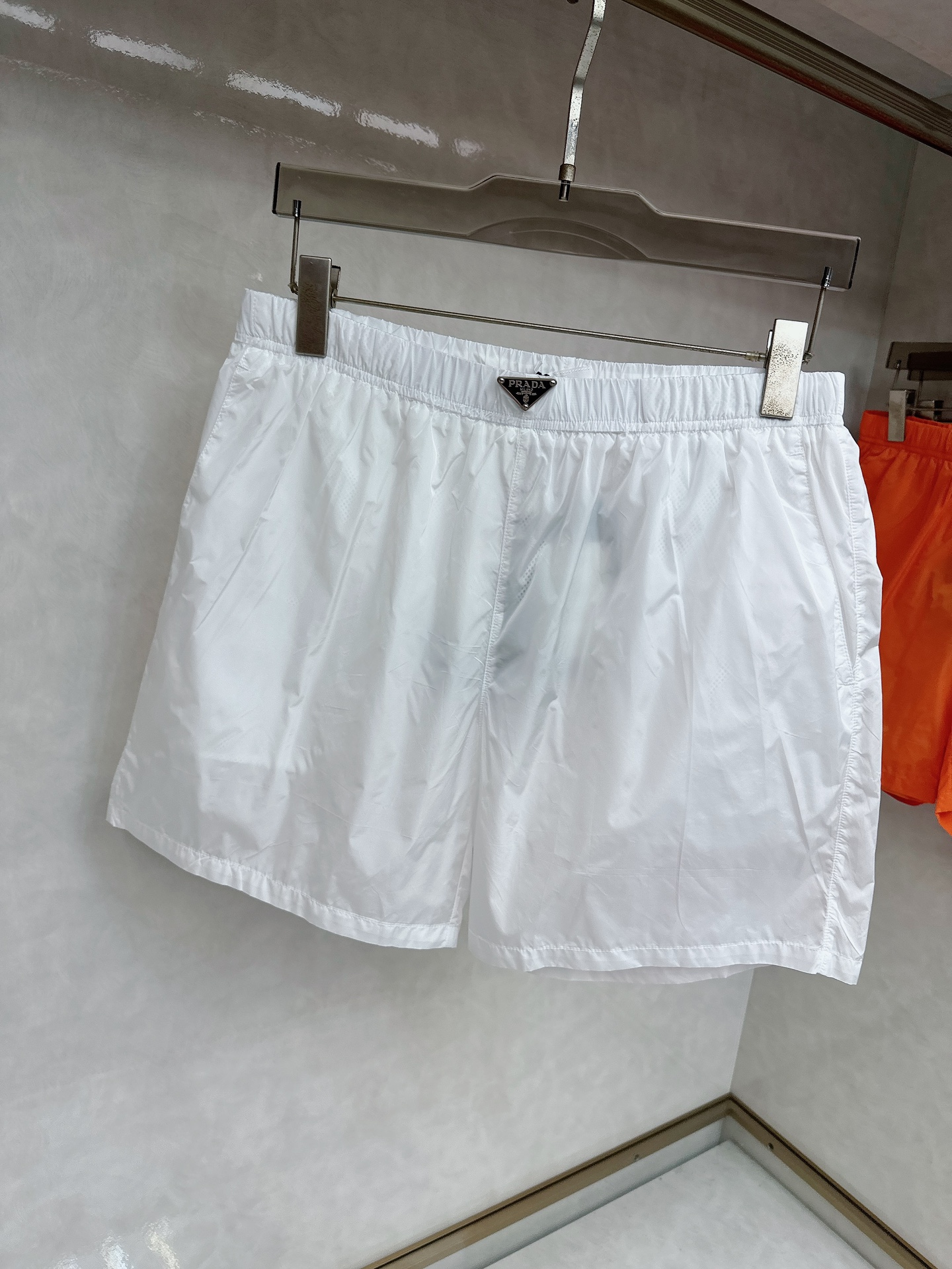  普拉达 2025夏季新款休闲短裤！官网同步发售。品牌经典LOGO休闲裤 ，定制面料，舒适度极好，手触感