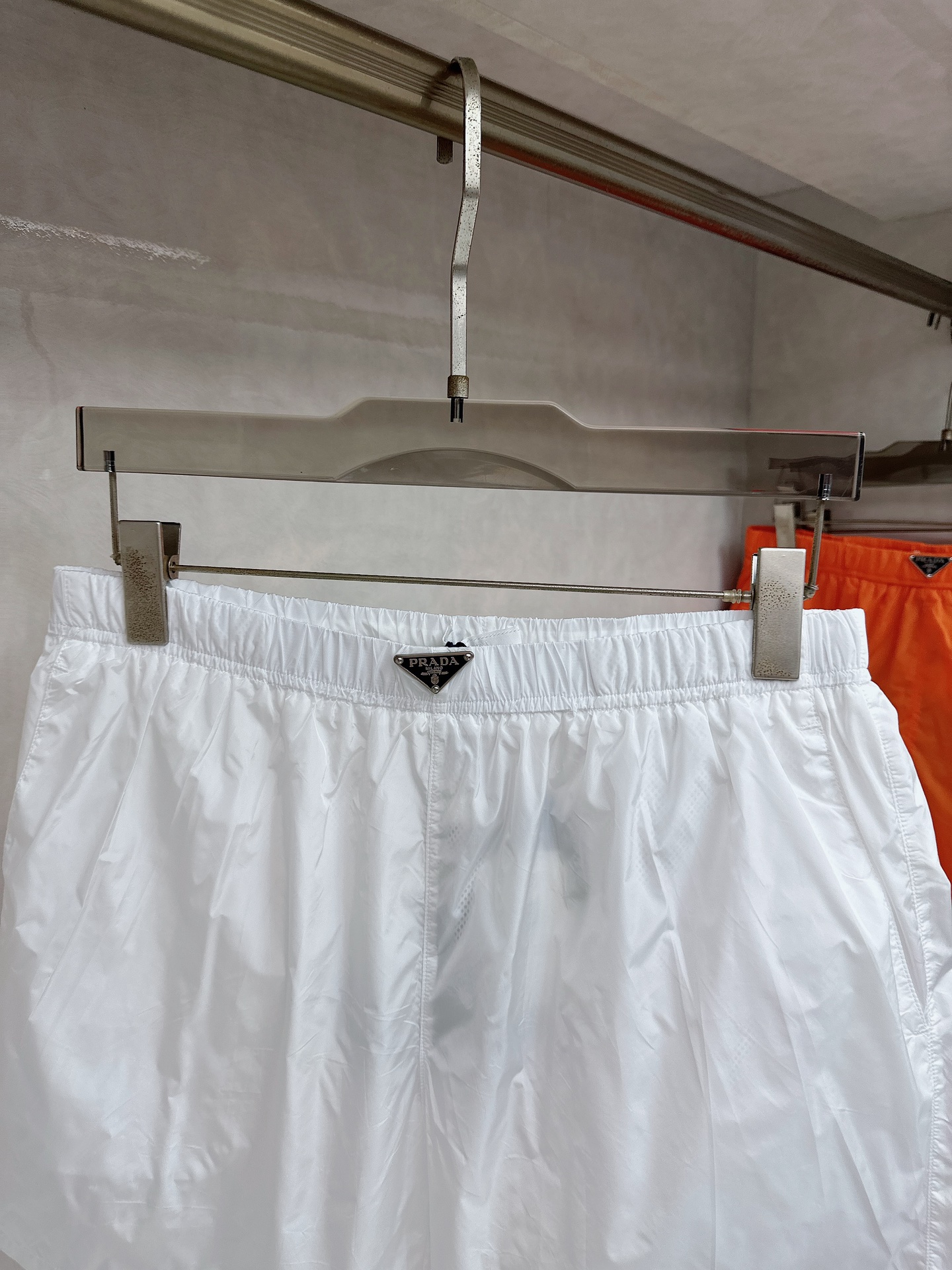  普拉达 2025夏季新款休闲短裤！官网同步发售。品牌经典LOGO休闲裤 ，定制面料，舒适度极好，手触感