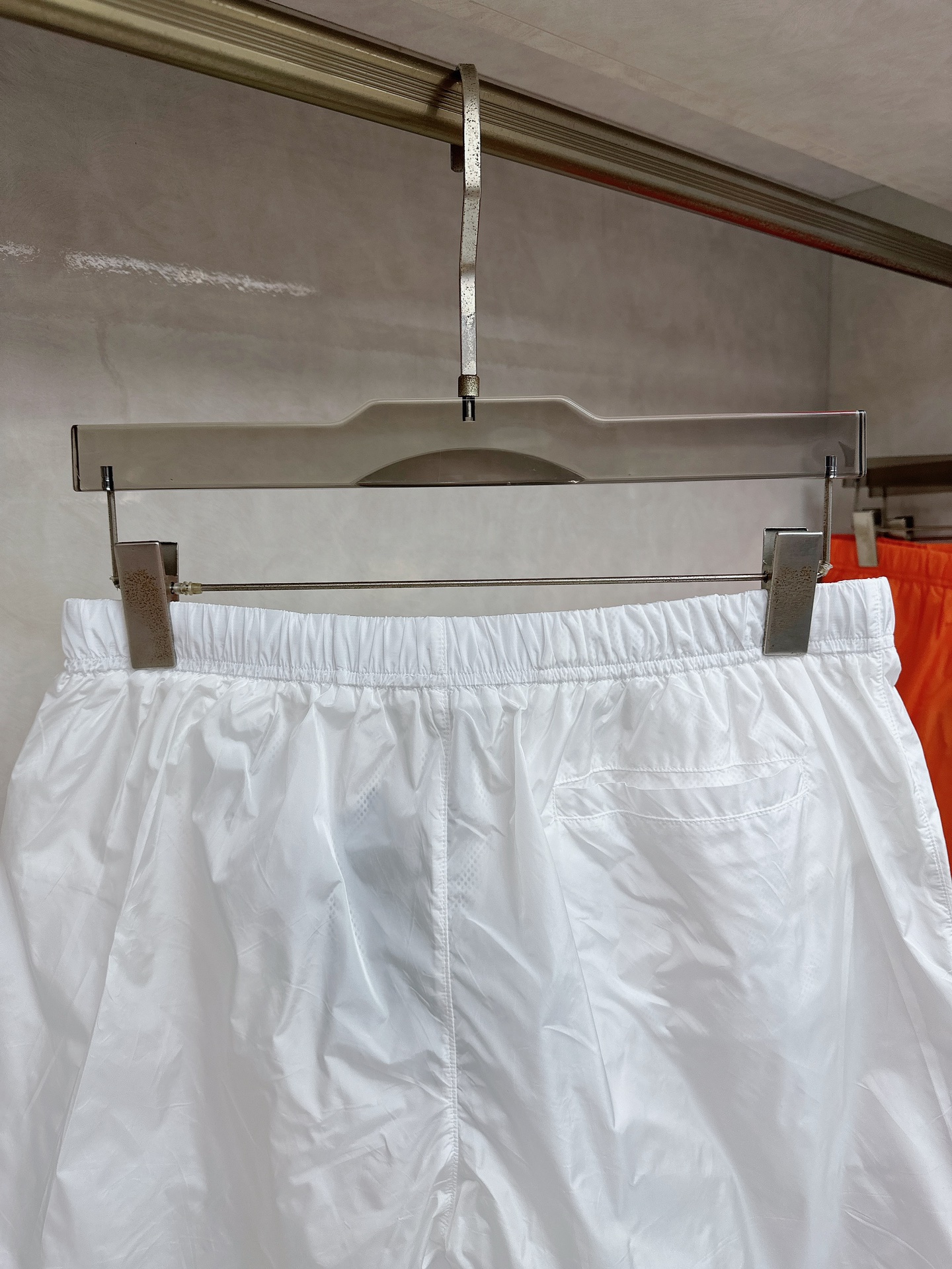  普拉达 2025夏季新款休闲短裤！官网同步发售。品牌经典LOGO休闲裤 ，定制面料，舒适度极好，手触感