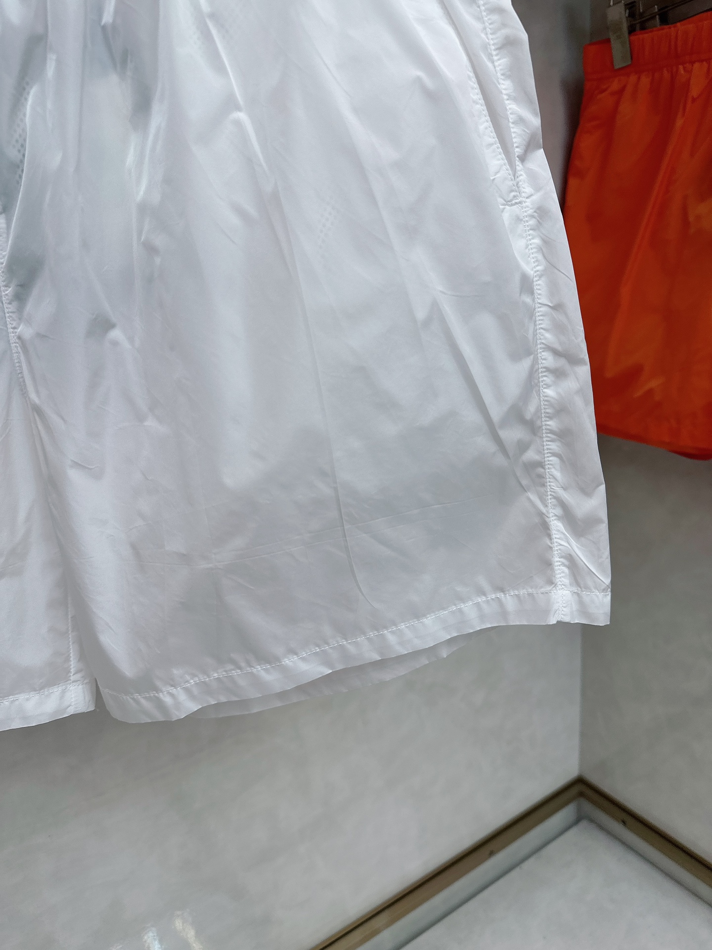  普拉达 2025夏季新款休闲短裤！官网同步发售。品牌经典LOGO休闲裤 ，定制面料，舒适度极好，手触感