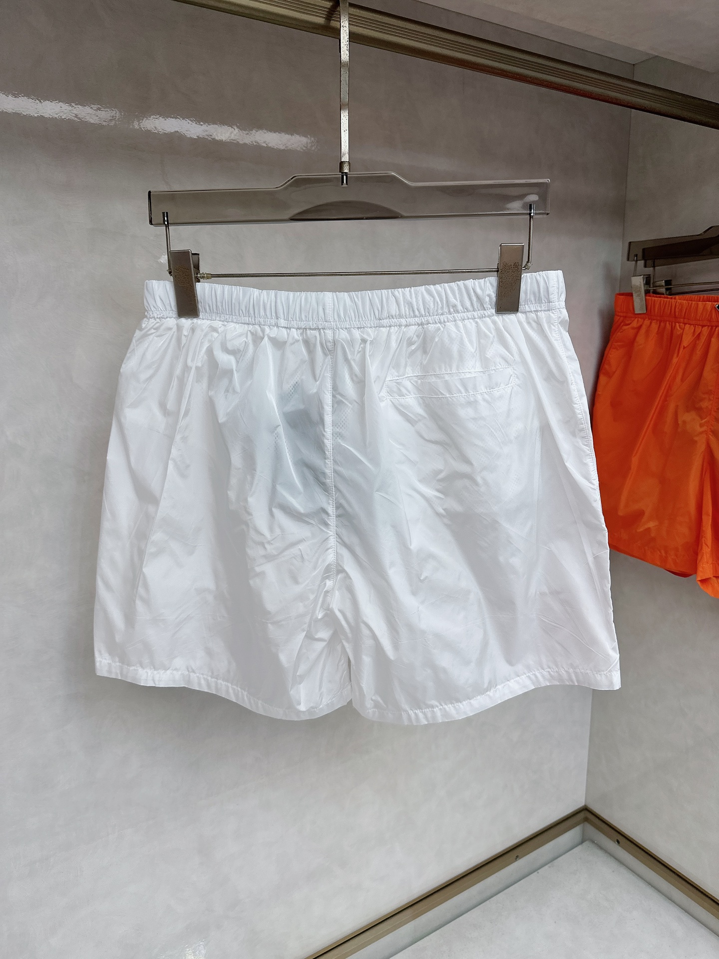  普拉达 2025夏季新款休闲短裤！官网同步发售。品牌经典LOGO休闲裤 ，定制面料，舒适度极好，手触感